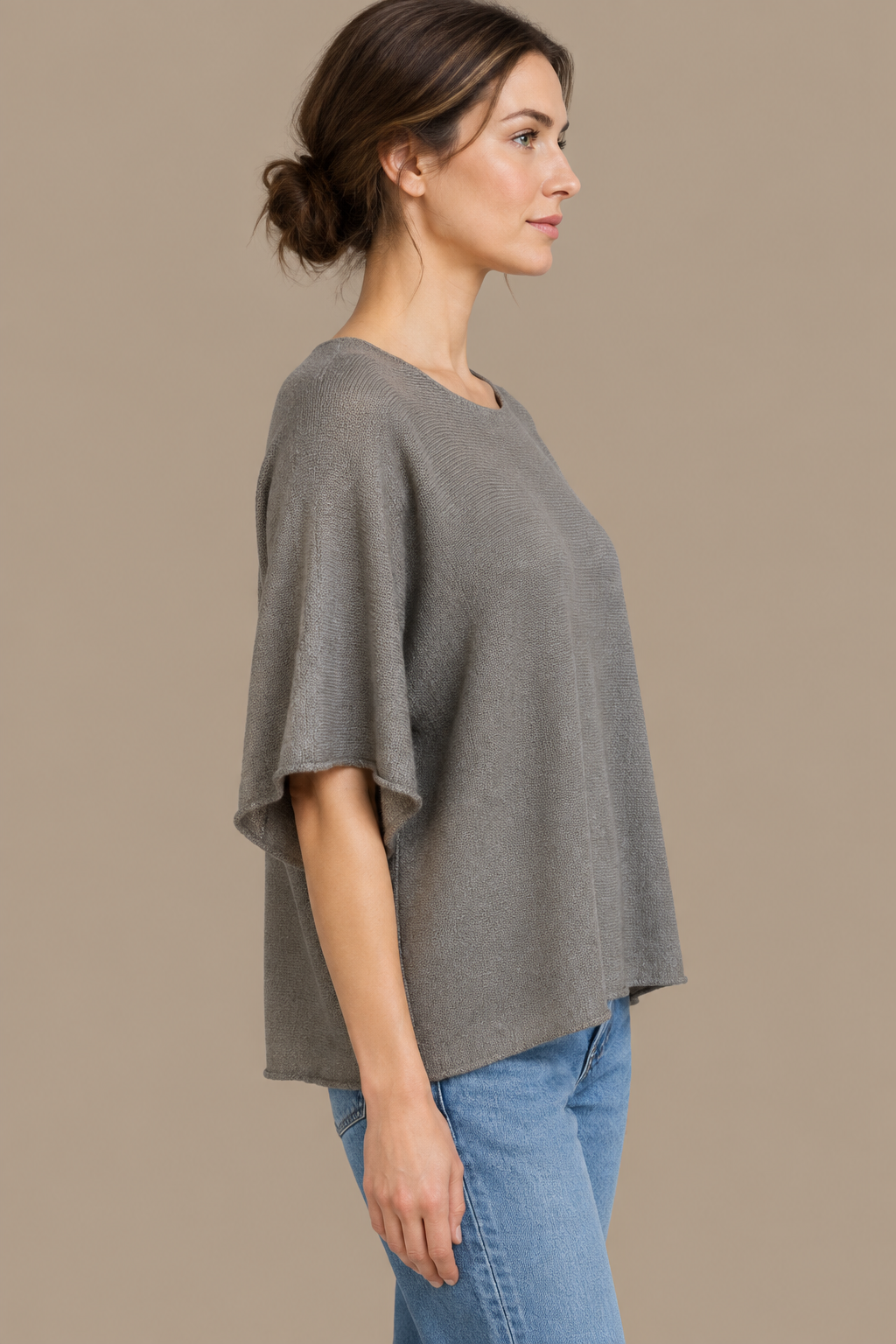 Greiges Kurzarm-Strickoberteil mit weitem Ärmel am Modell von der Seite