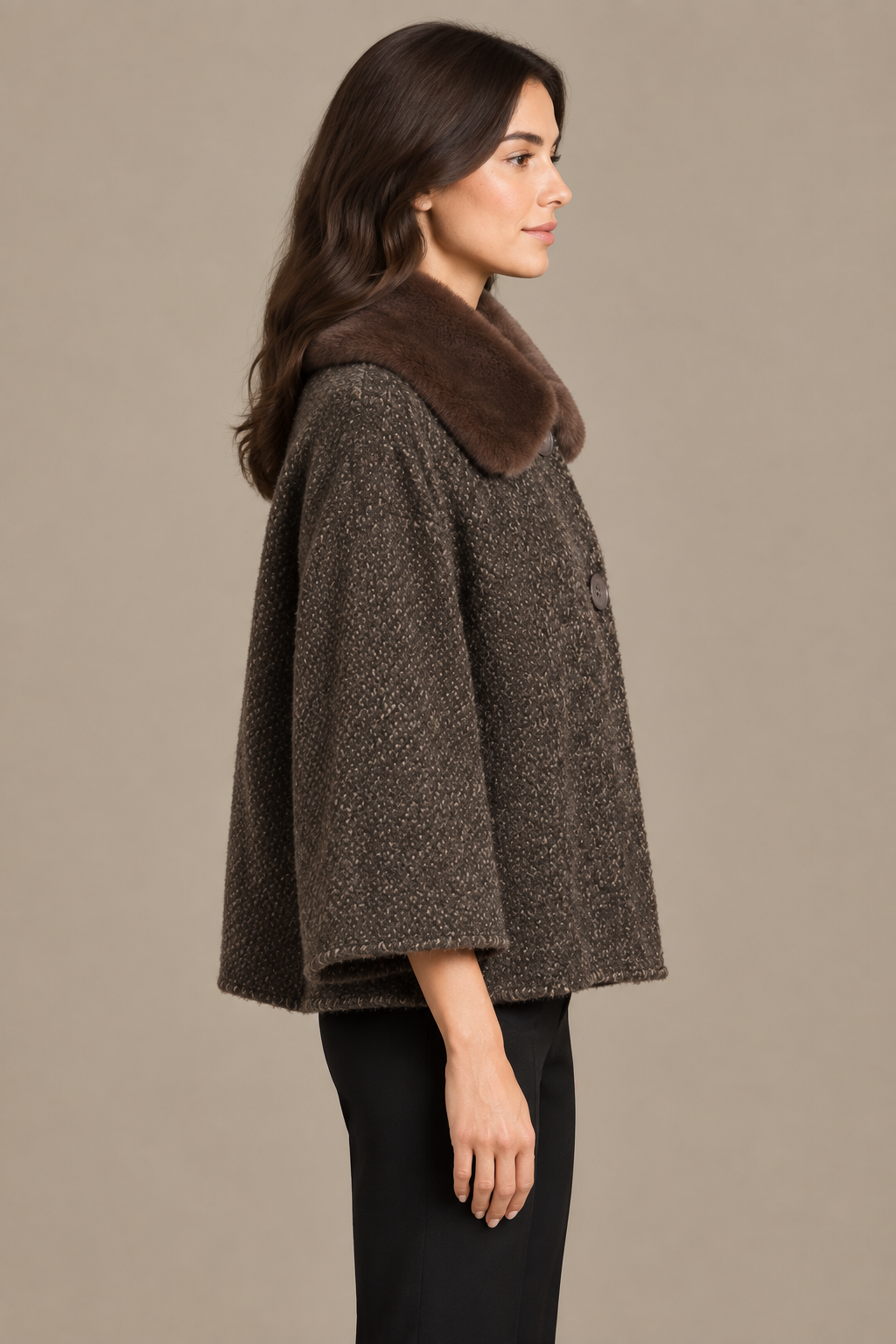 Mokkabrauner Bouclé-Wintermantel mit braunem Fellkragen seitlich am Model