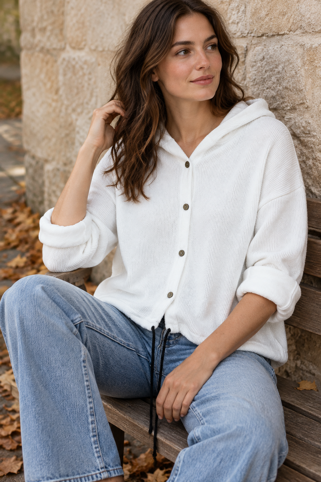 Weißer Cord-Hoodie am sitzenden Model im Herbst