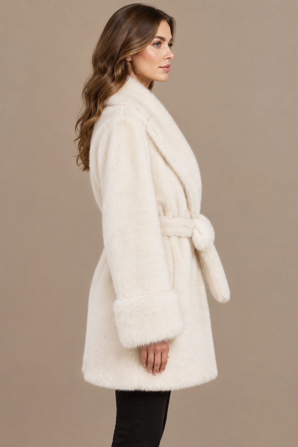 Cremeweißer Fellmantel mit Bindegürtel seitlich am Model