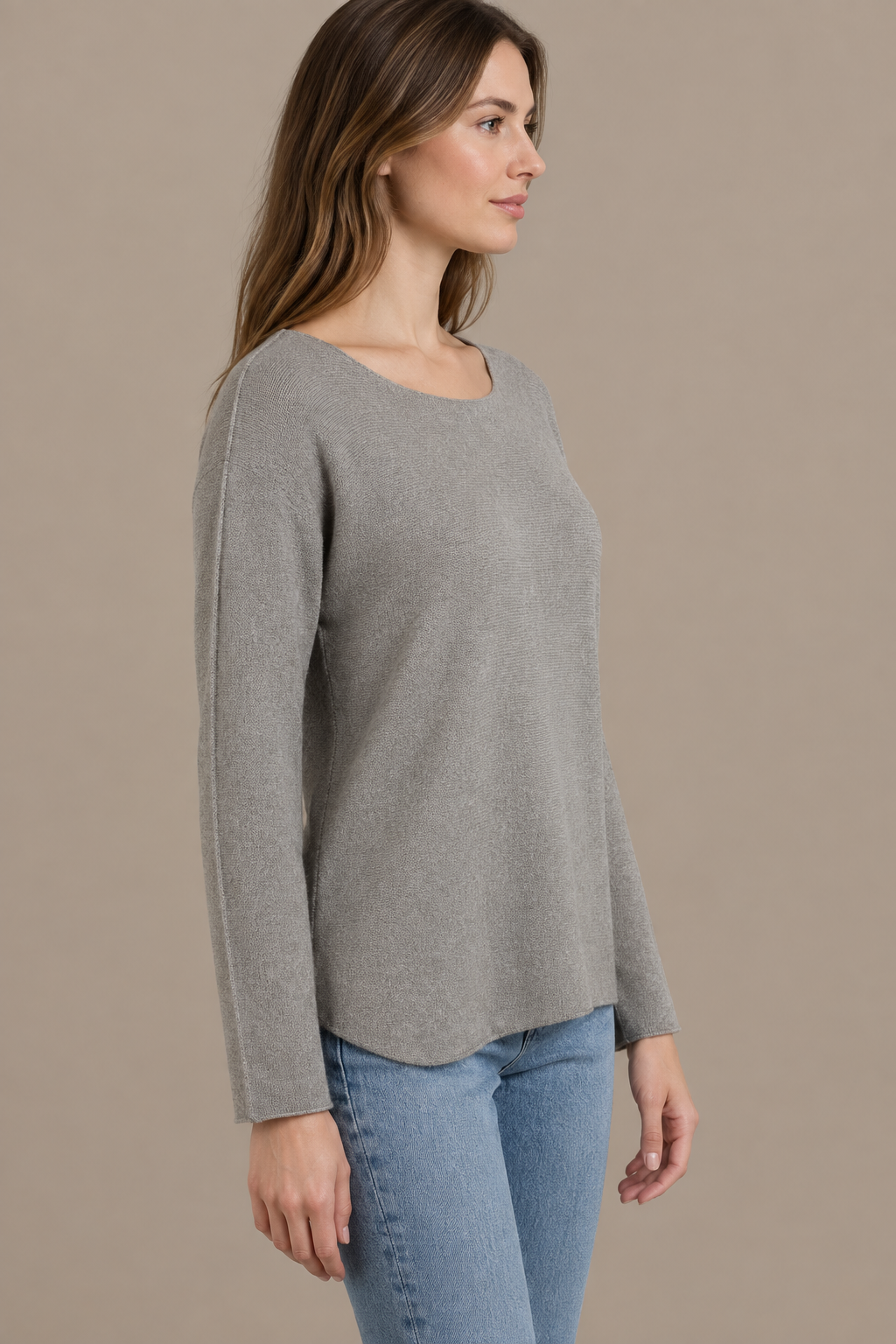 Greiges Langarm-Strickoberteil am Modell von der Seite