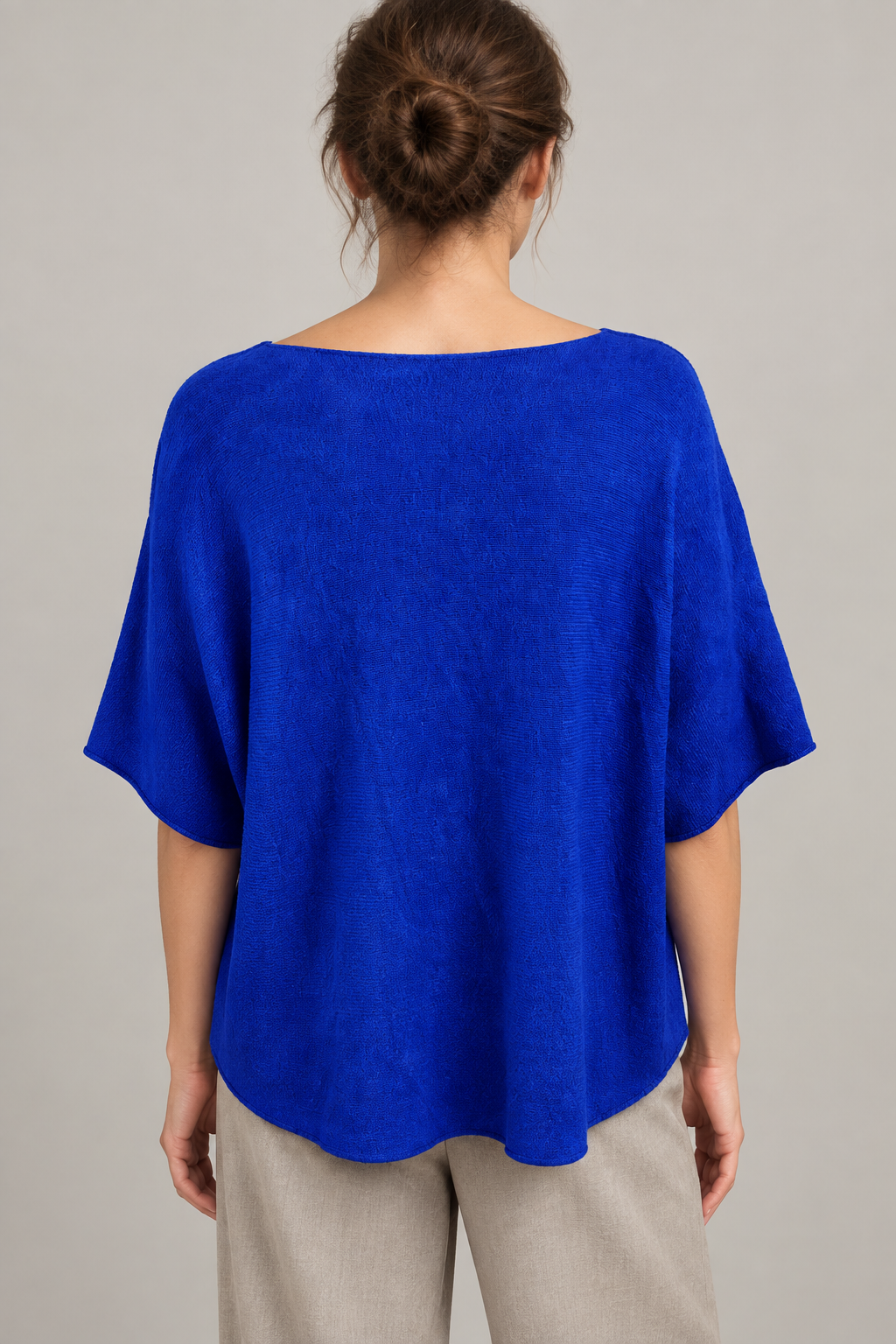 Blaues Strickoberteil am Modell von hinten