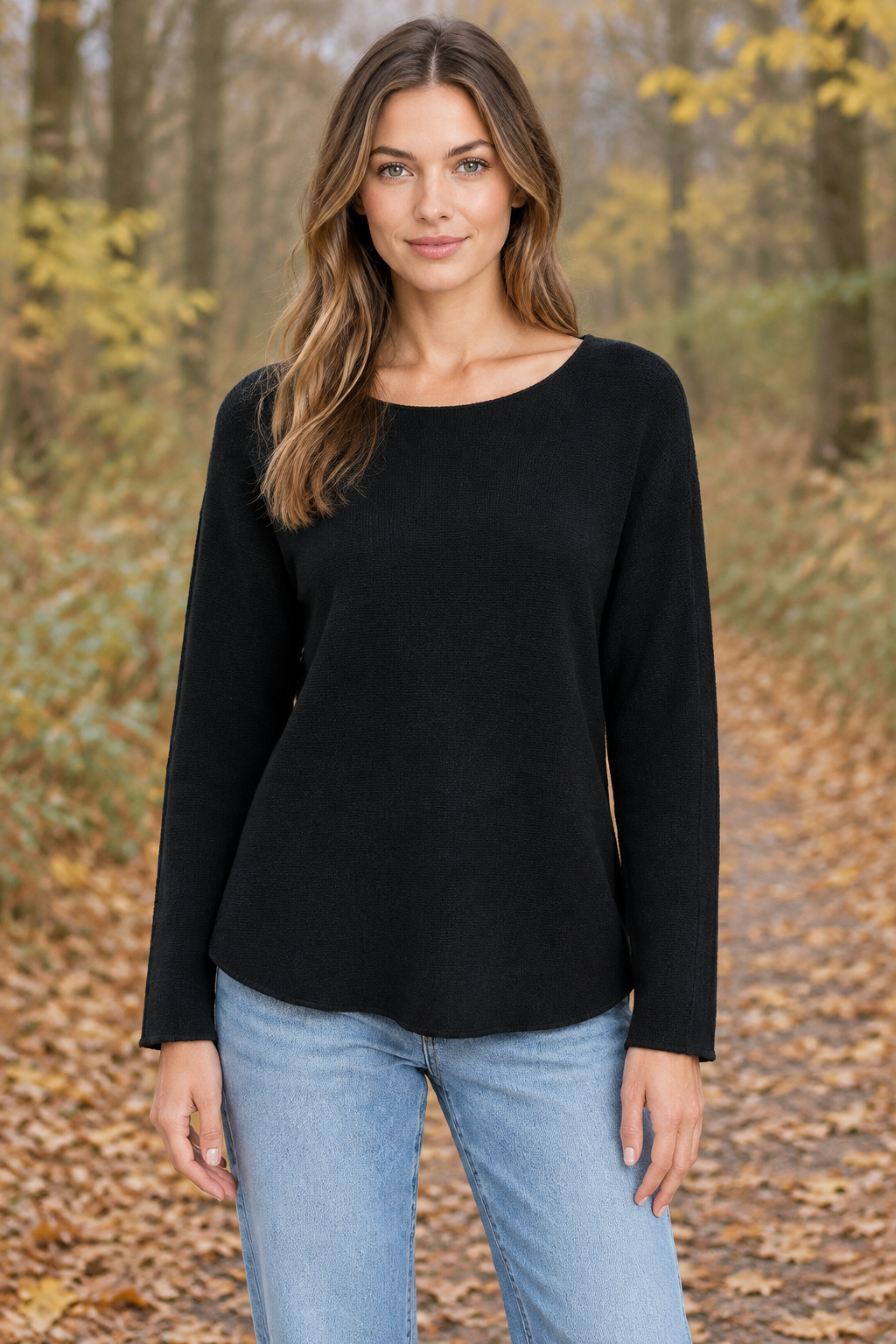 Schwarzes Langarm-Strickoberteil am Modell auf Herbstweg