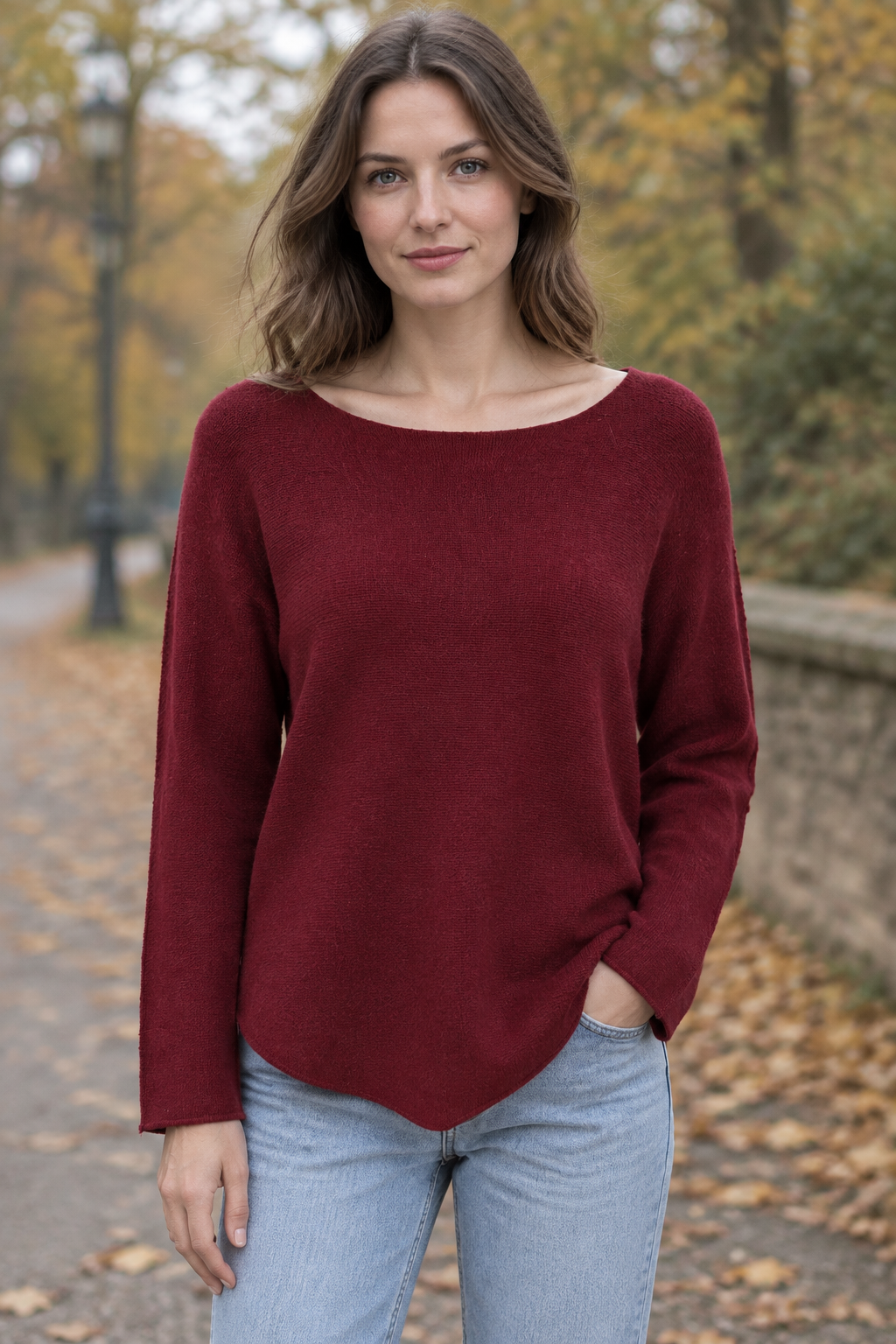Weinrotes Langarm-Strickoberteil am Modell auf Herbstweg