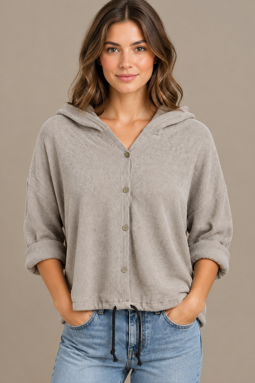Greige Cord-Hoodie mit Knopfleiste, Studio-Vorderansicht