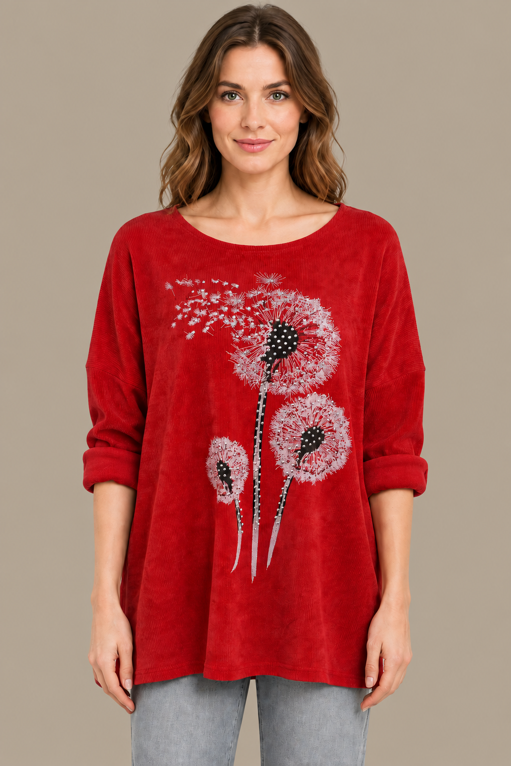 Rotes Damen-Oberteil mit Pusteblumenmotiv am Model vor greigem Hintergrund