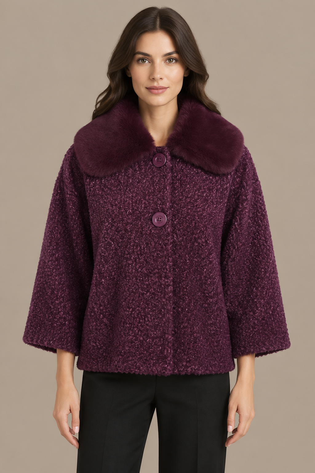 Bordeauxroter Bouclé-Wintermantel mit passendem Fellkragen frontal am Model