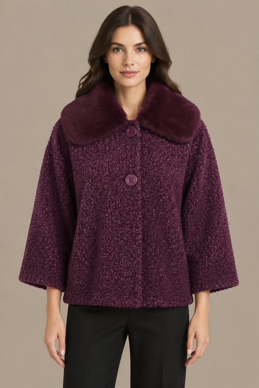Bordeauxroter Bouclé-Wintermantel mit passendem Fellkragen frontal am Model
