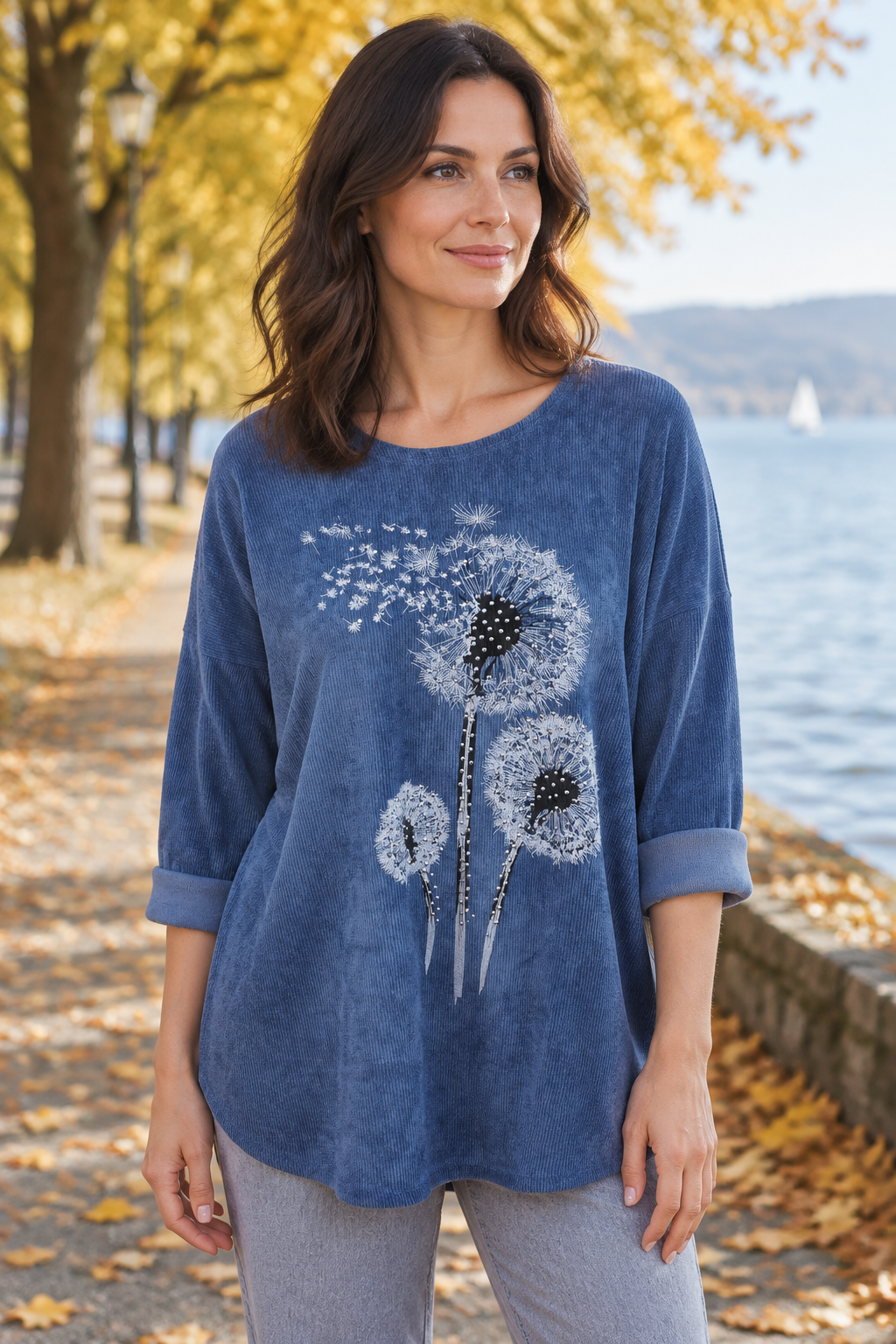 Blaues Oberteil am Model auf herbstlichem Weg am See