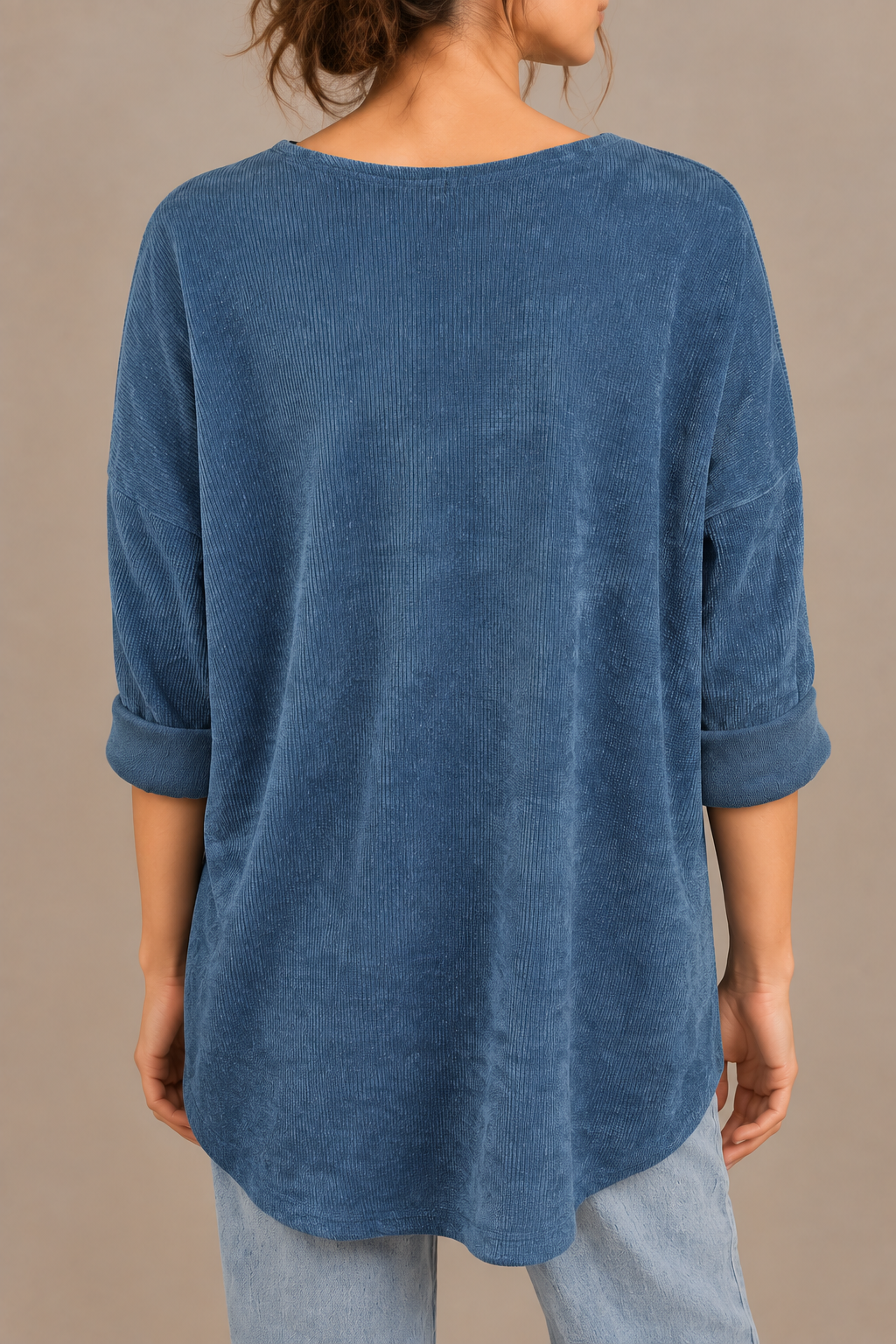 Jeansblaues Oberteil von hinten am Model, KI-Bild