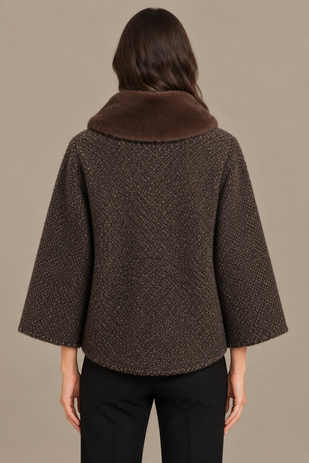 Mokkabrauner Bouclé-Wintermantel mit braunem Fellkragen von hinten am Model