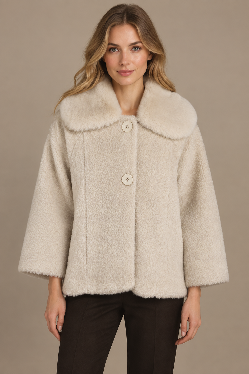 Cremeweißer Teddy-Wintermantel mit Fellkragen frontal am Model