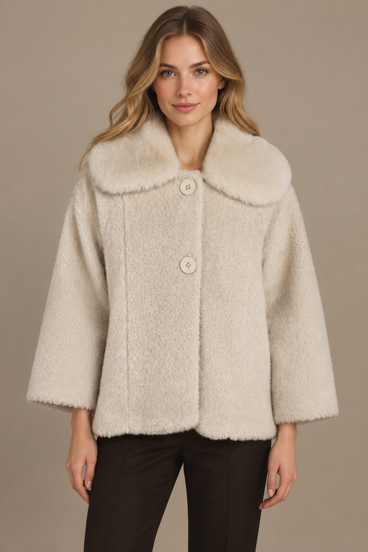 Cremeweißer Teddy-Wintermantel mit Fellkragen frontal am Model