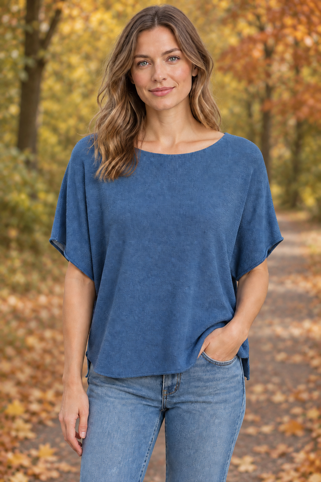 Graublaues Kurzarm-Strickoberteil am Modell auf Herbstweg