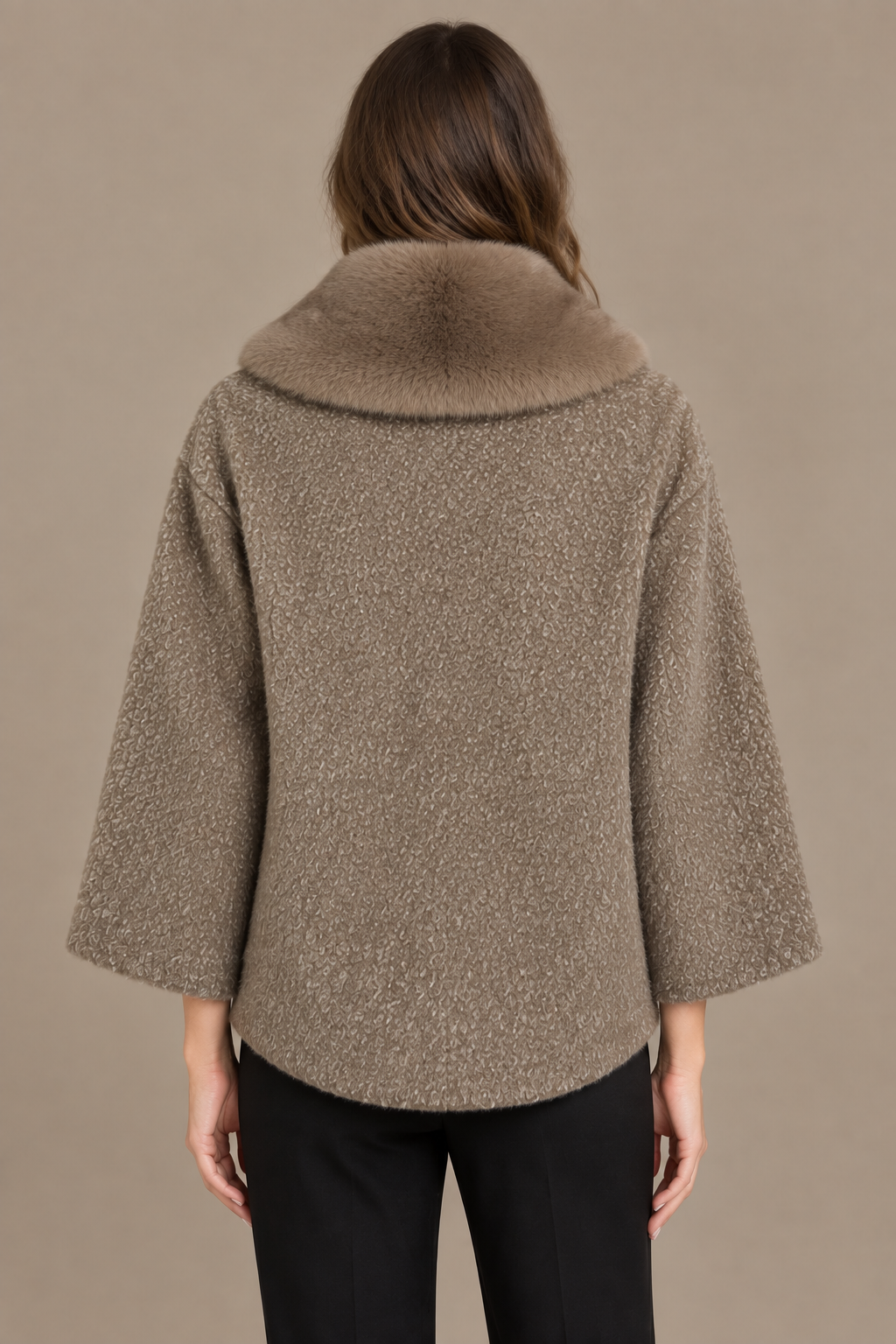 Teddybeiger Bouclé-Wintermantel mit Fellkragen von hinten am Model