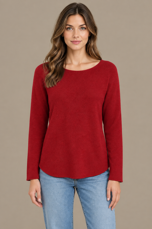Rotes Langarm-Strickoberteil am Modell von vorne vor warmem Greige-Hintergrund