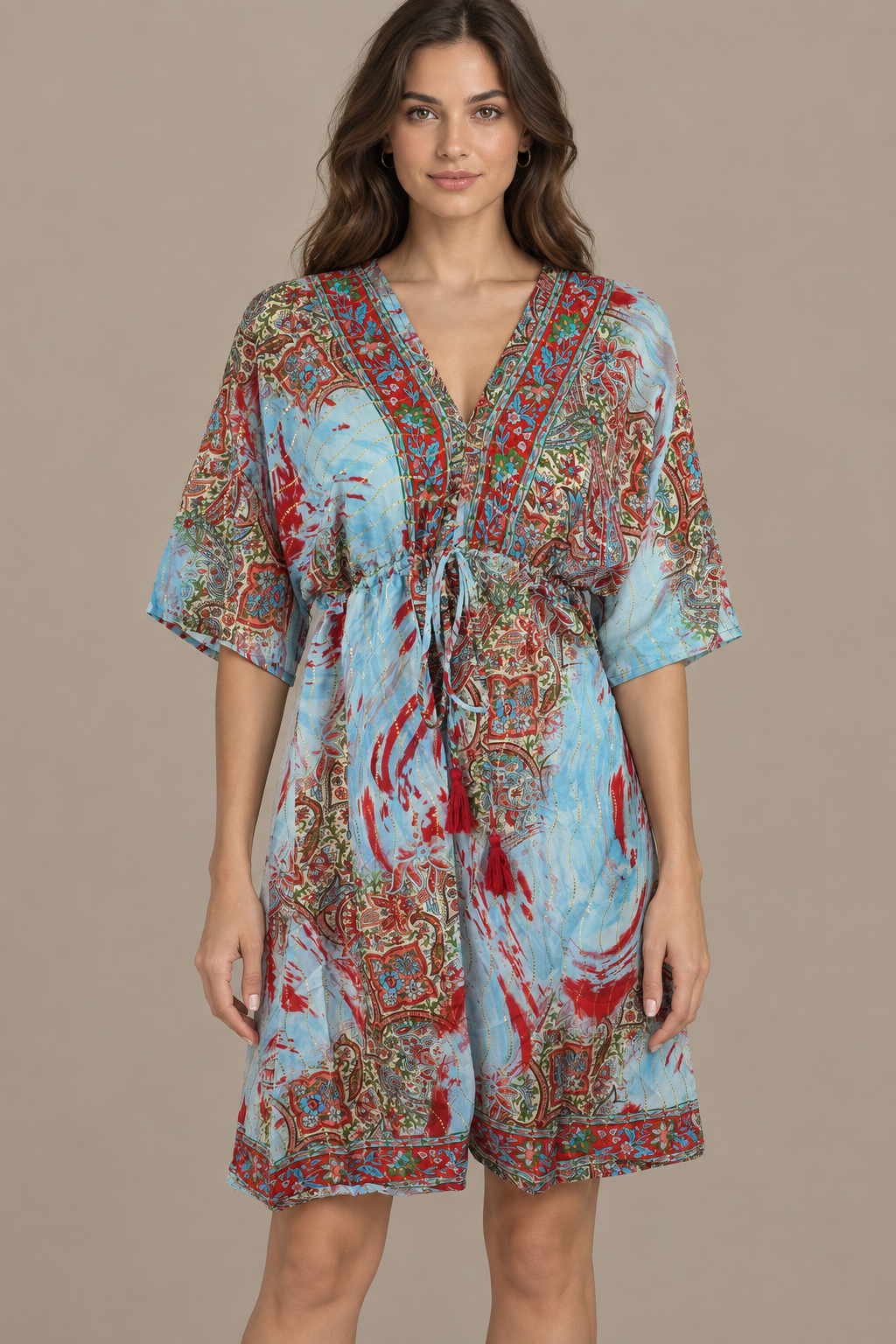 Boho Tunika Eisblau, Rot und Taupe – Studio Vorderansicht