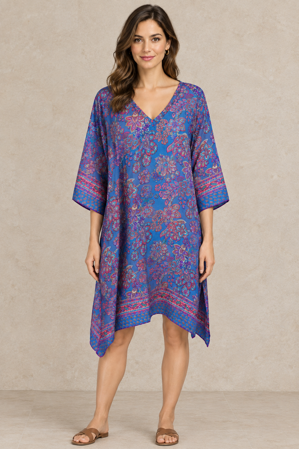 Boho Tunika Taubenblau und Pink vor Steinwand