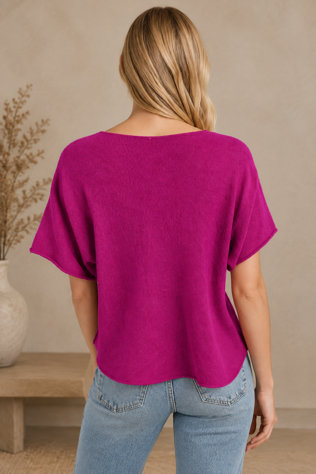 Pinkes Kurzarm-Strickoberteil am Modell von hinten