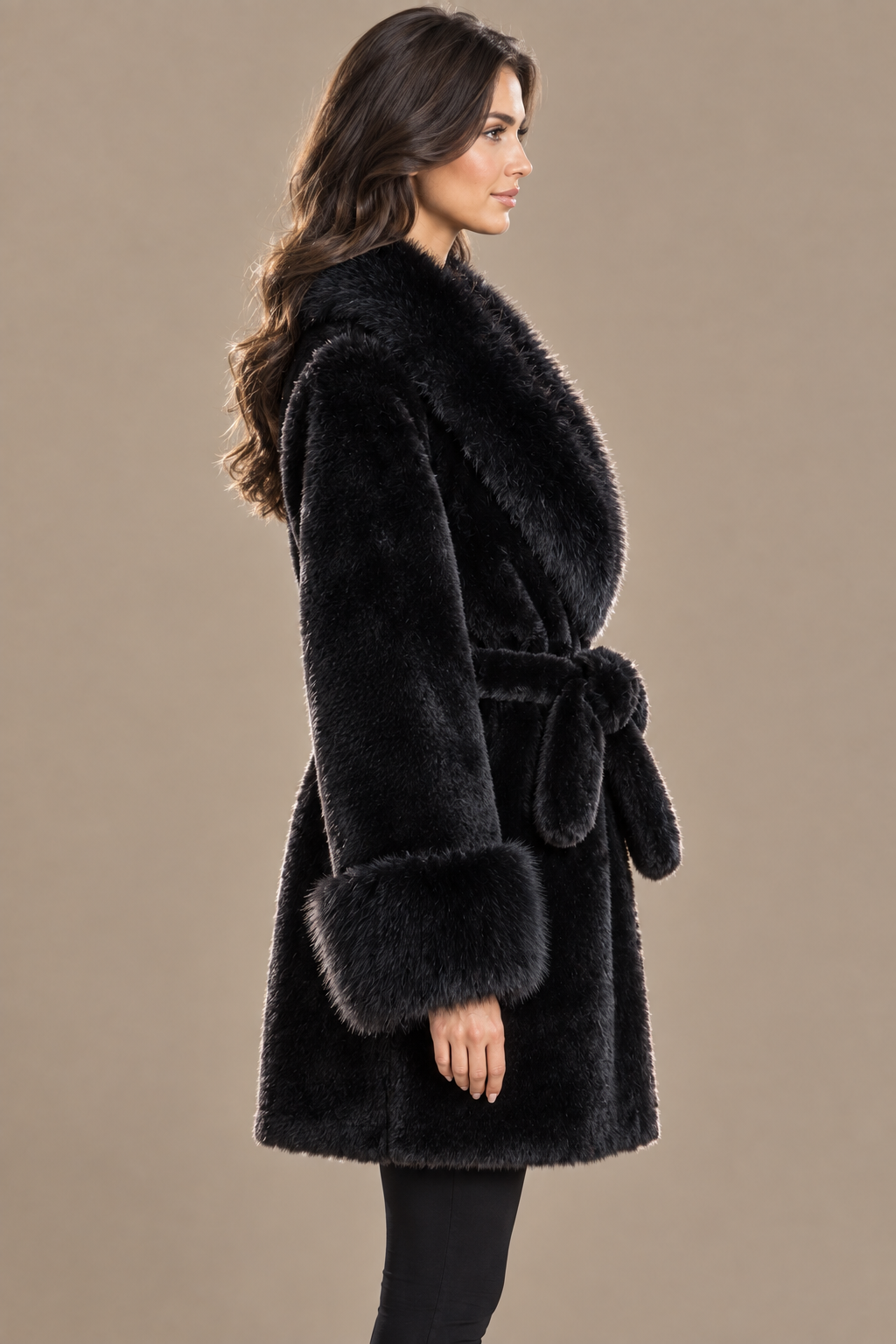 Schwarzer Fellmantel mit Bindegürtel seitlich am Model