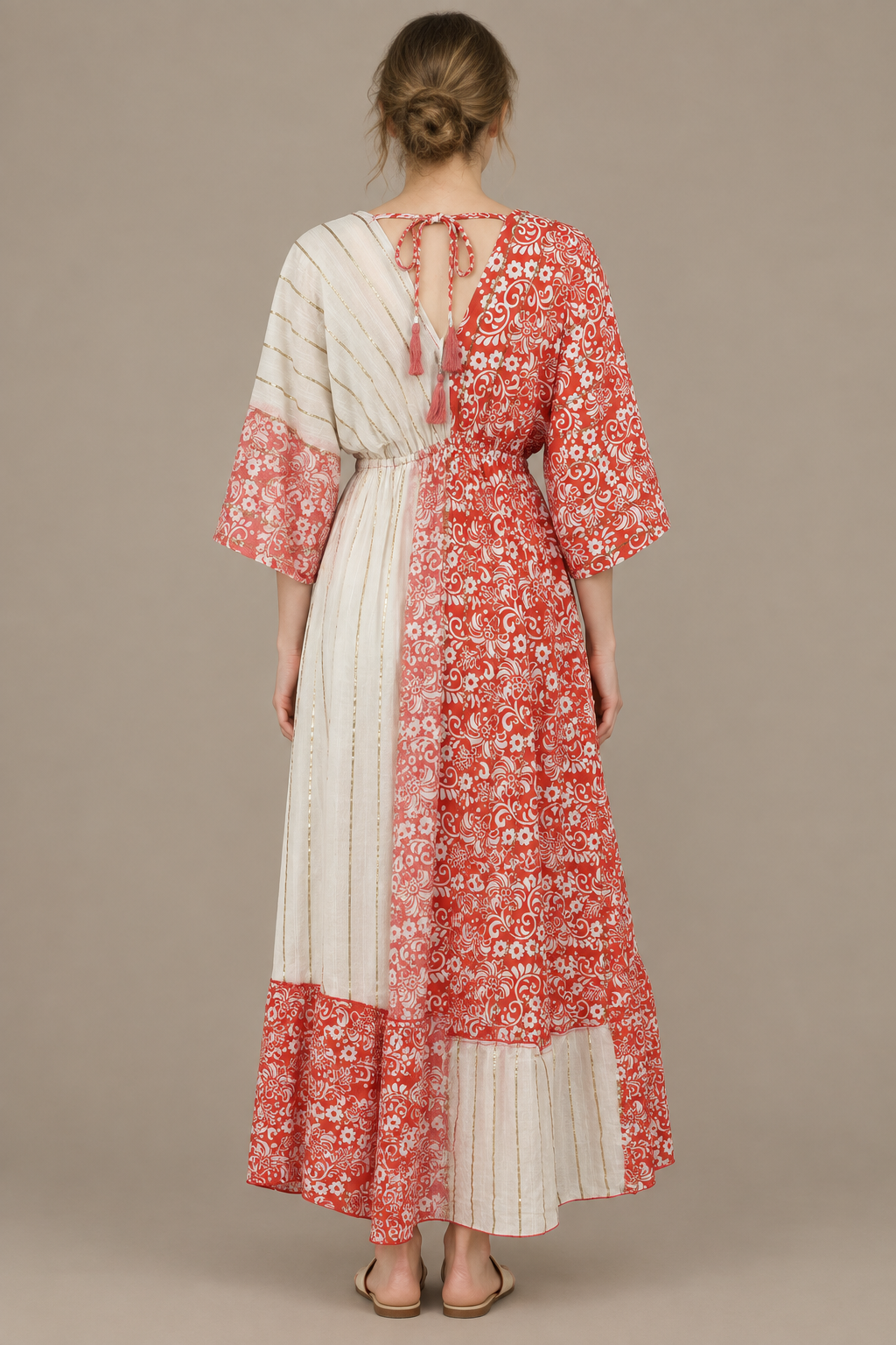 Boho Maxikleid Korallrot Rosa Creme – Rückansicht mit Bindeband und Quasten