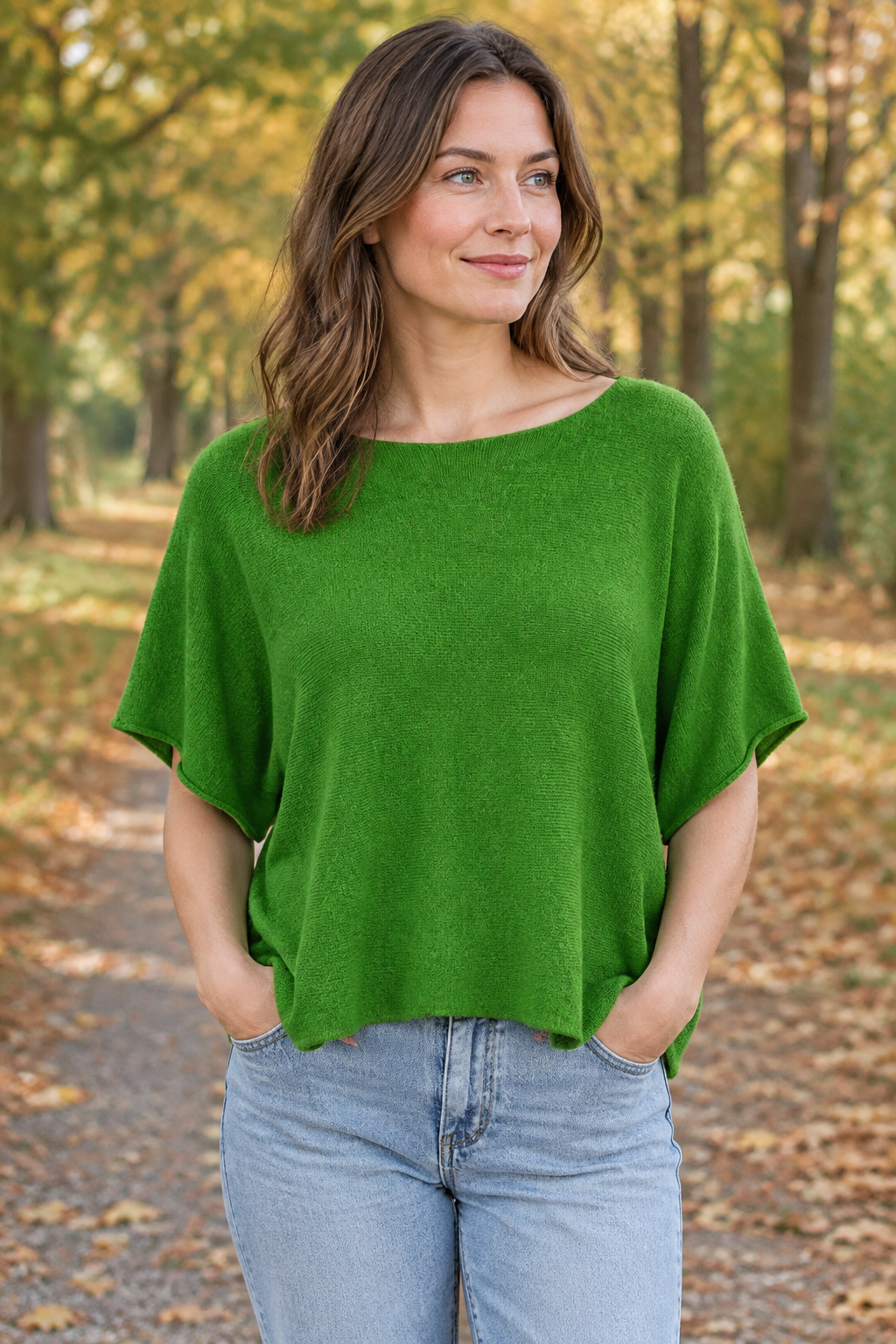 Grünes Kurzarm-Strickoberteil am stehenden Modell auf Herbstweg