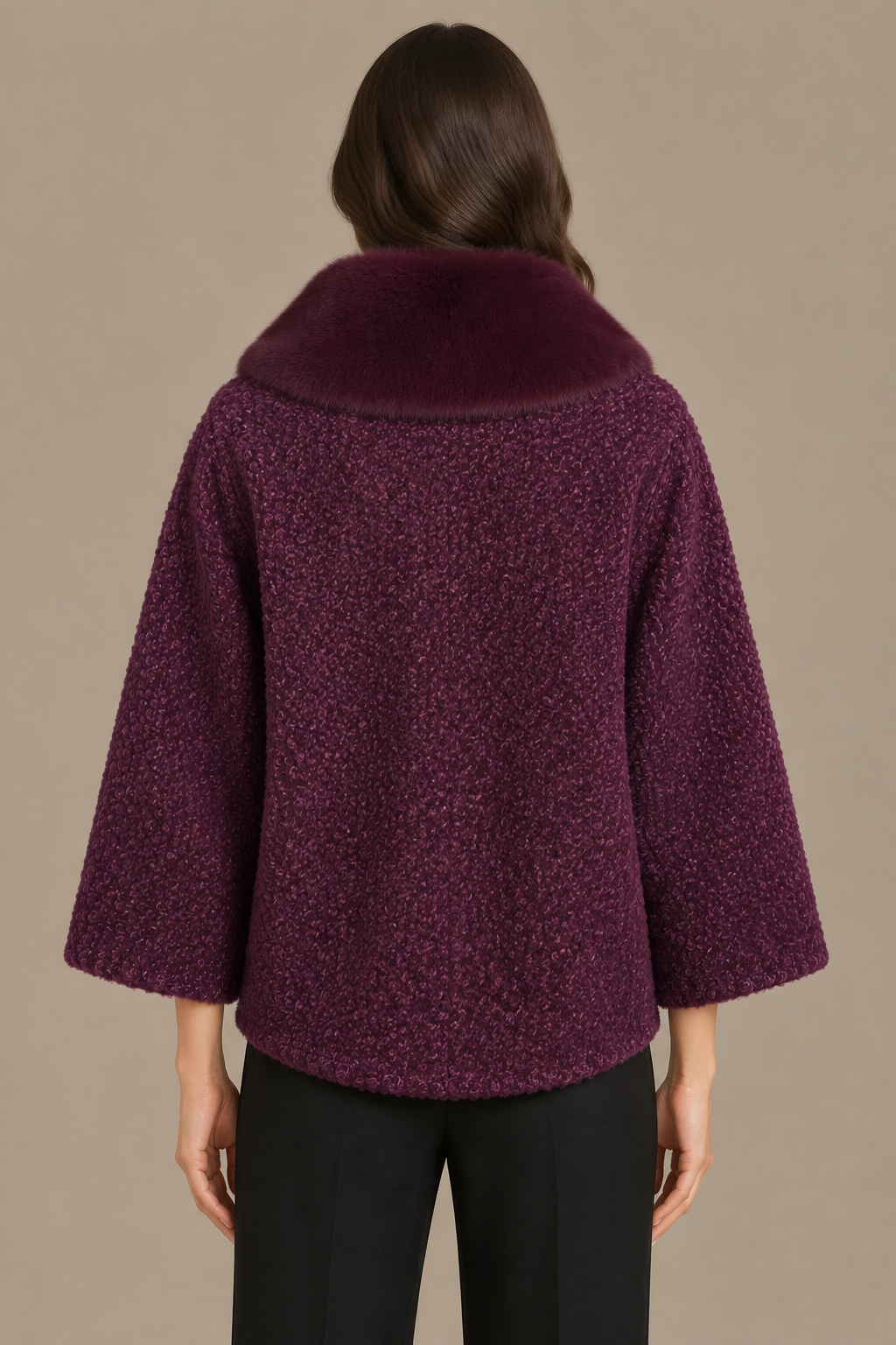 Bordeauxroter Bouclé-Wintermantel mit Fellkragen von hinten am Model