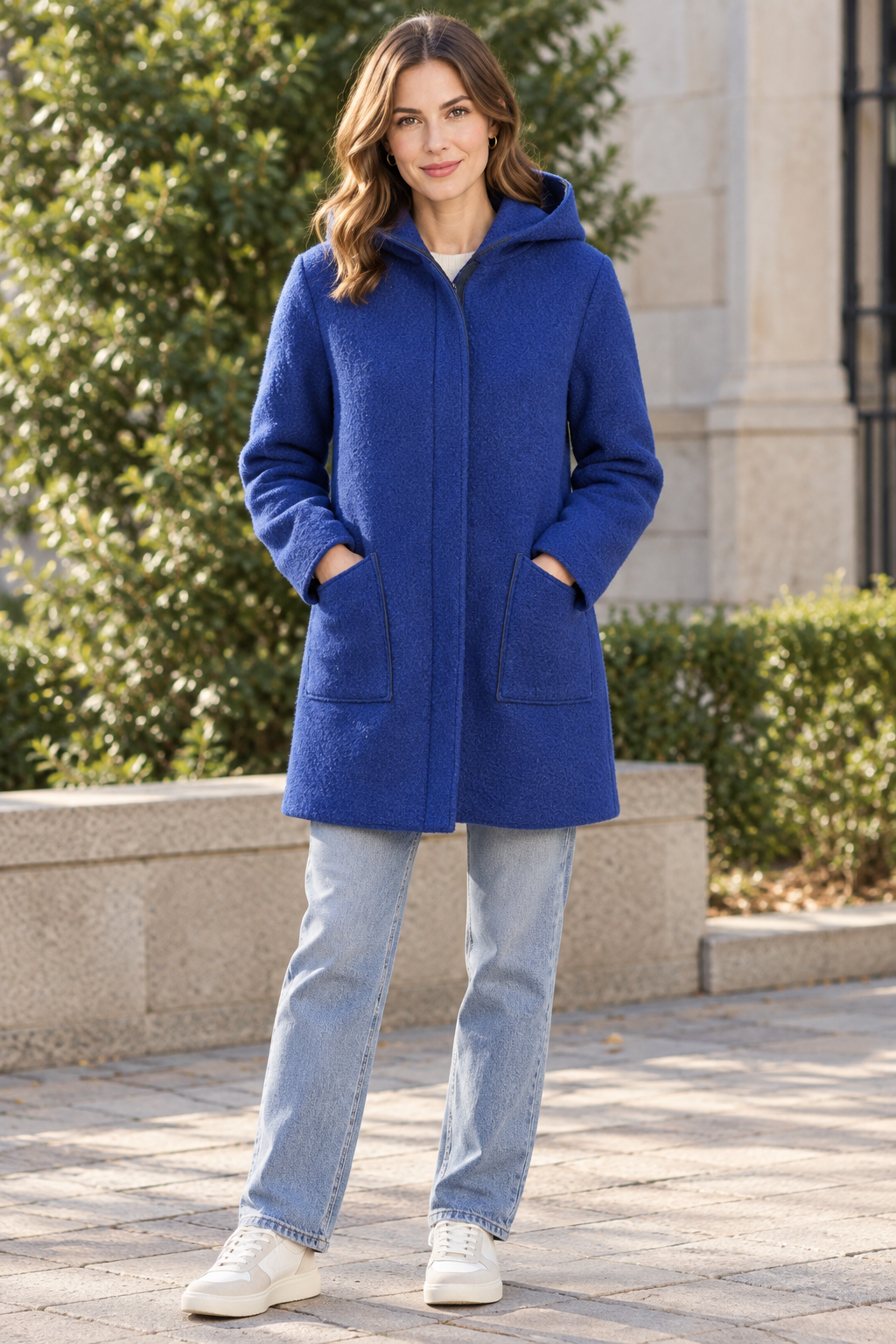 Blauer Kuschelmantel am Model im Herbstambiente