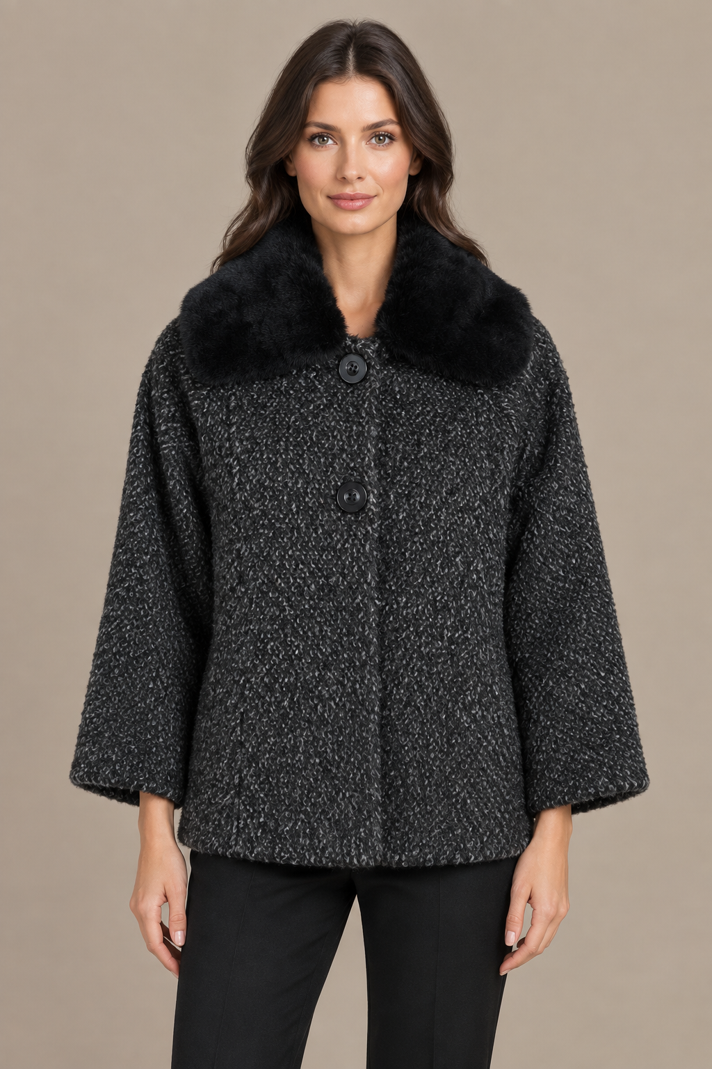 Dunkelgrauer Bouclé-Wintermantel mit schwarzem Fellkragen frontal am Model