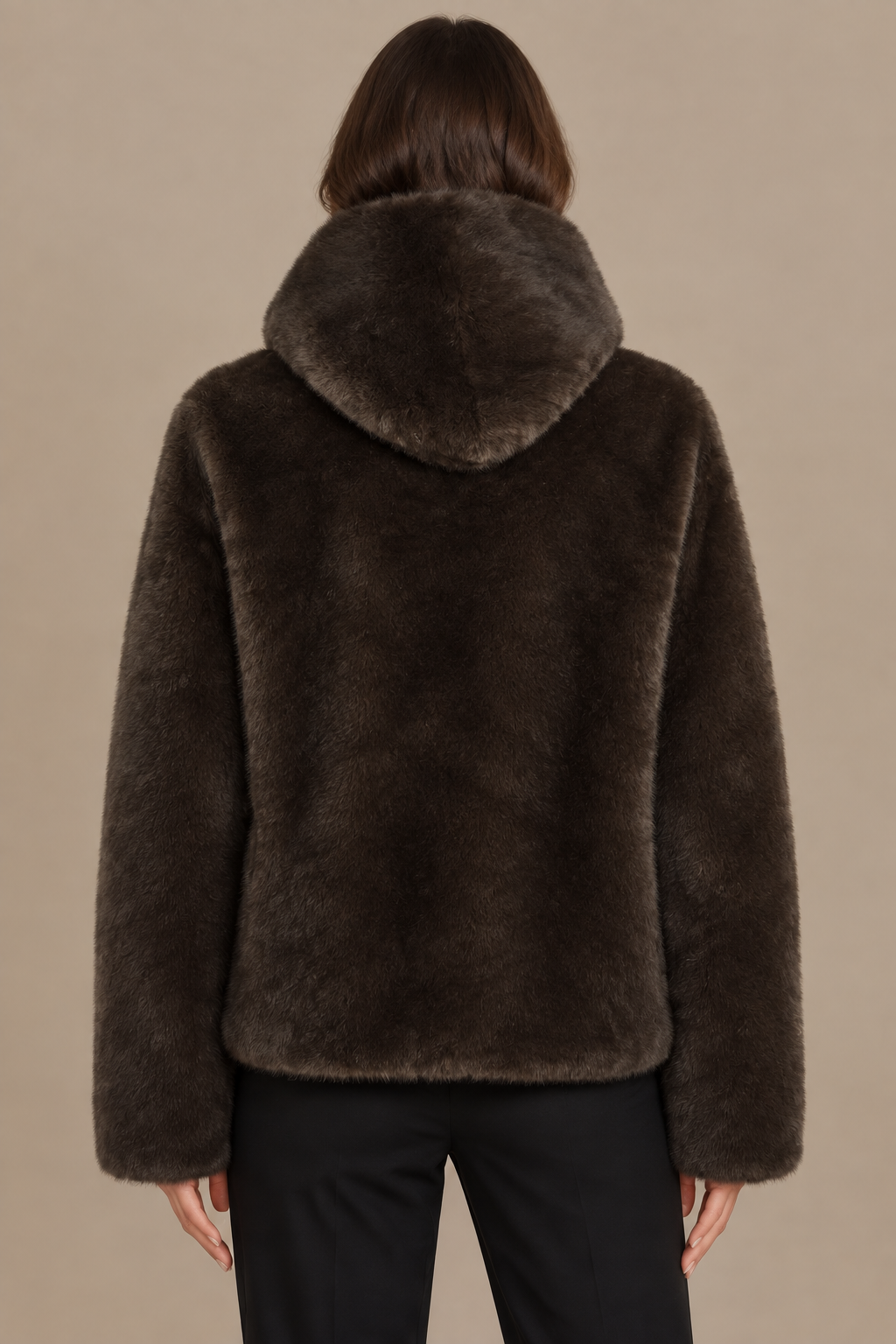 Dunkelbraune Felljacke mit hohem Kragen von hinten am Model