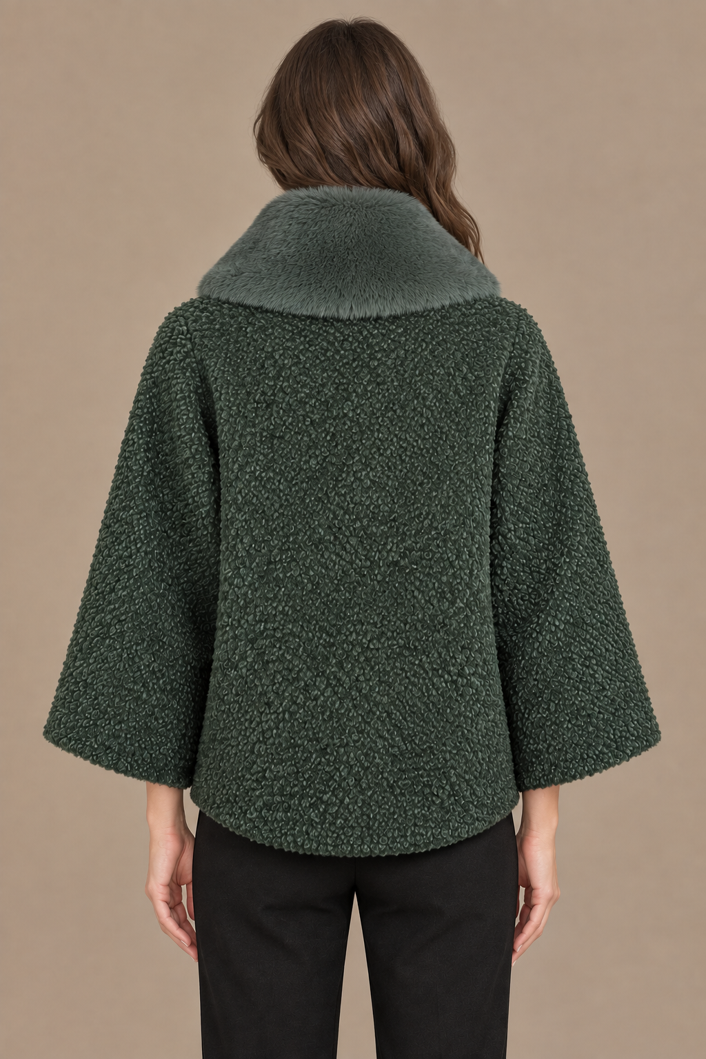 Olivgrauer Bouclé-Wintermantel mit grauem Fellkragen von hinten am Model