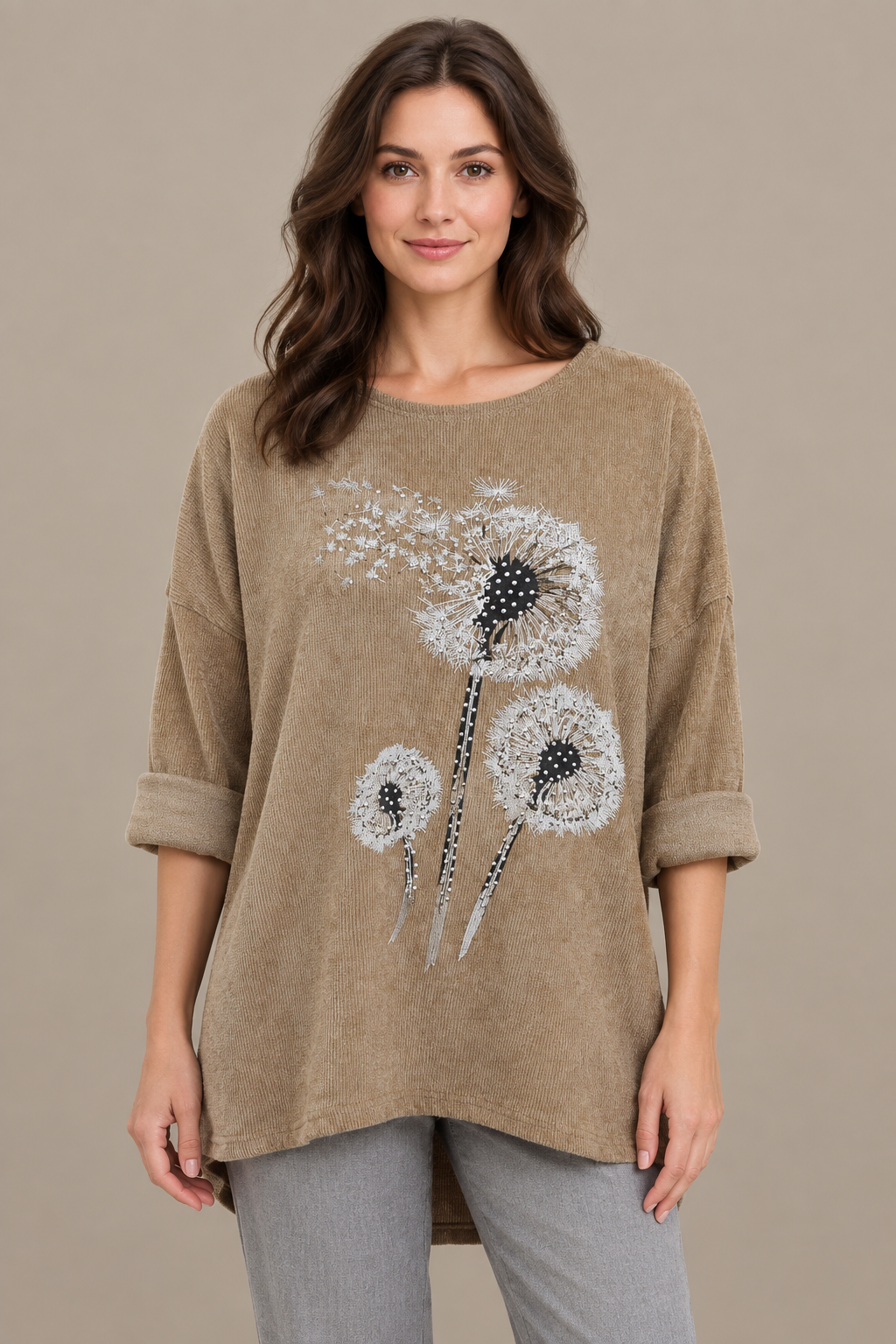 Beige-taupefarbenes Oberteil mit Pusteblumenmotiv am Model vor Greige