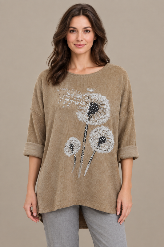 Beige-taupefarbenes Oberteil mit Pusteblumenmotiv am Model vor Greige