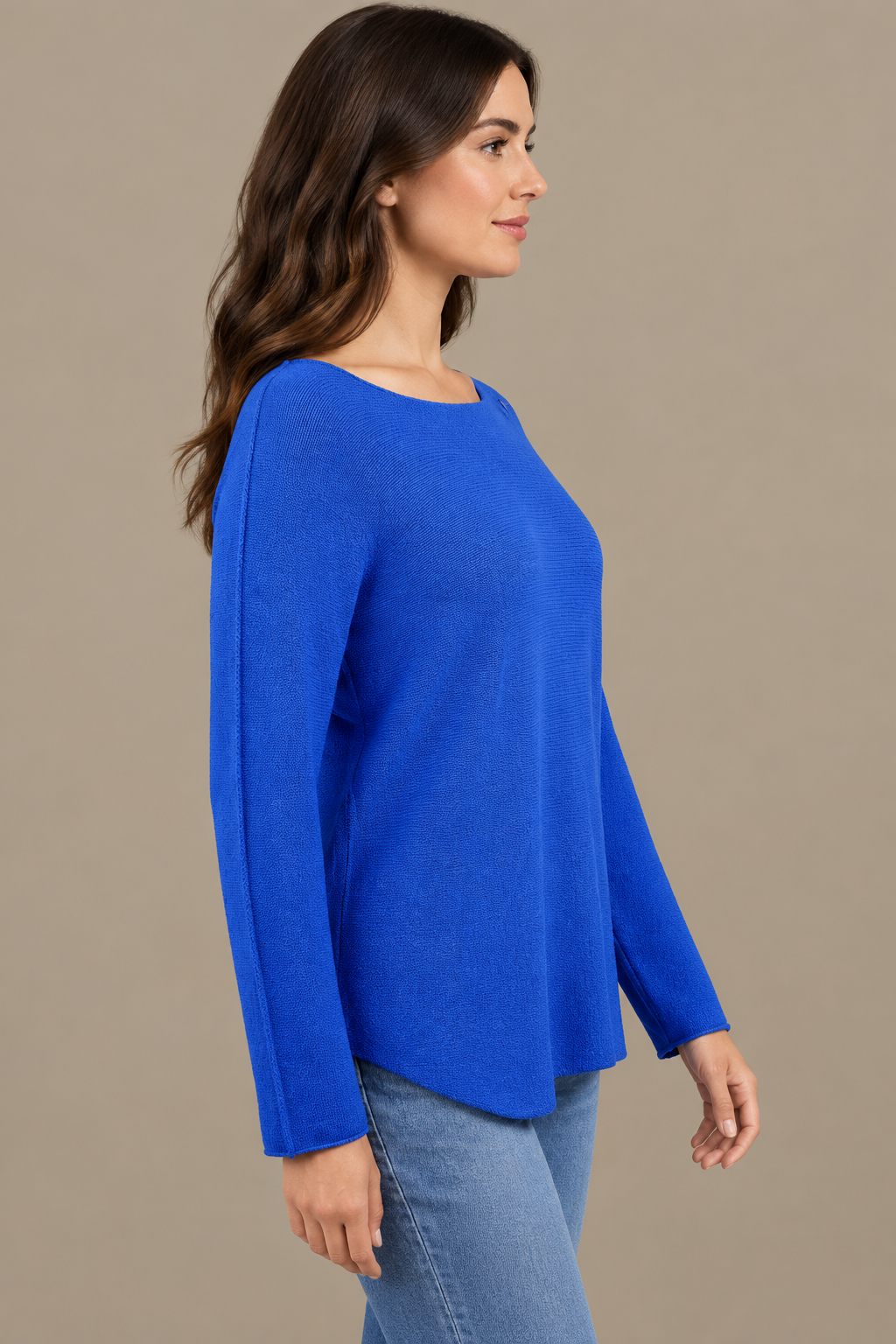 Royalblaues Langarm-Strickoberteil am Modell von der Seite mit schlichtem Ärmelabschluss