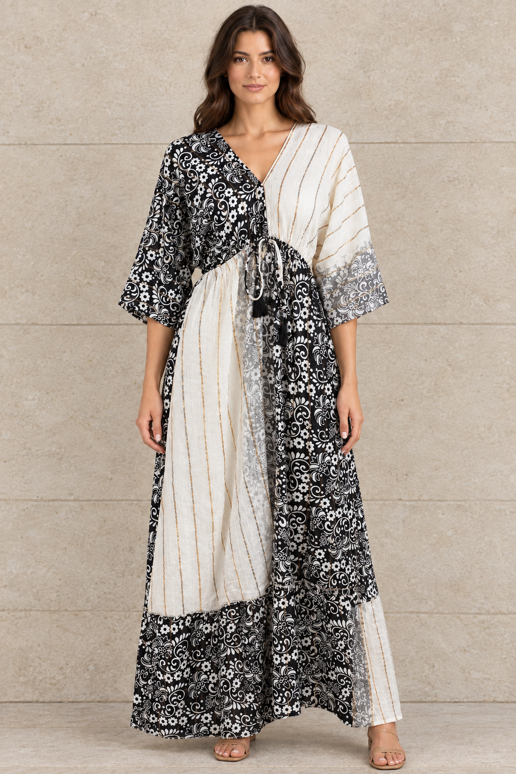 Boho Maxikleid Schwarz Weiß Patchwork vor Steinwand