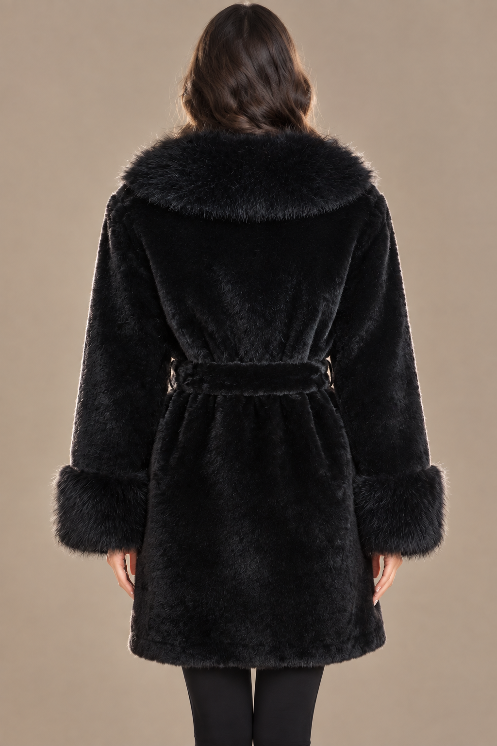 Schwarzer Fellmantel mit Gürtel von hinten am Model
