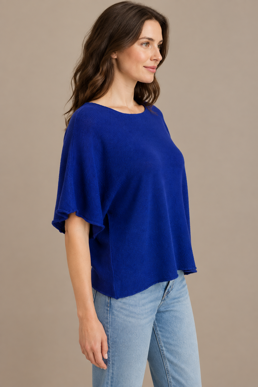 Blaues Kurzarm-Strickoberteil mit weitem Ärmel am Modell von der Seite