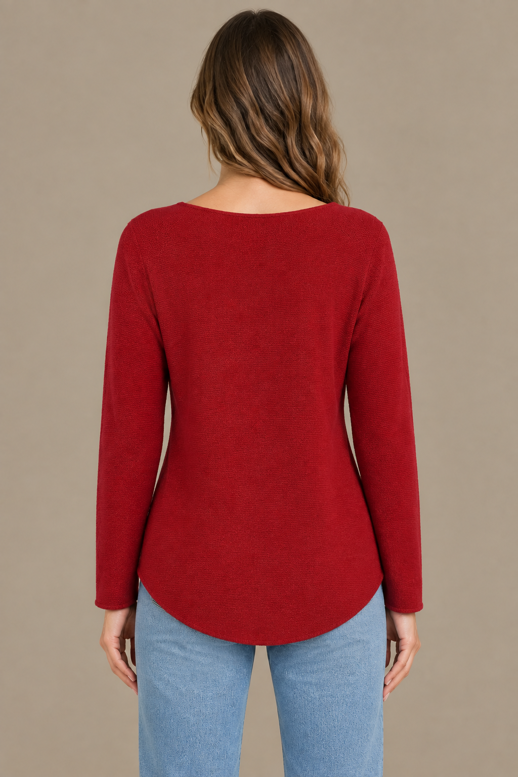 Rotes Langarm-Strickoberteil am Modell von hinten vor Greige-Hintergrund