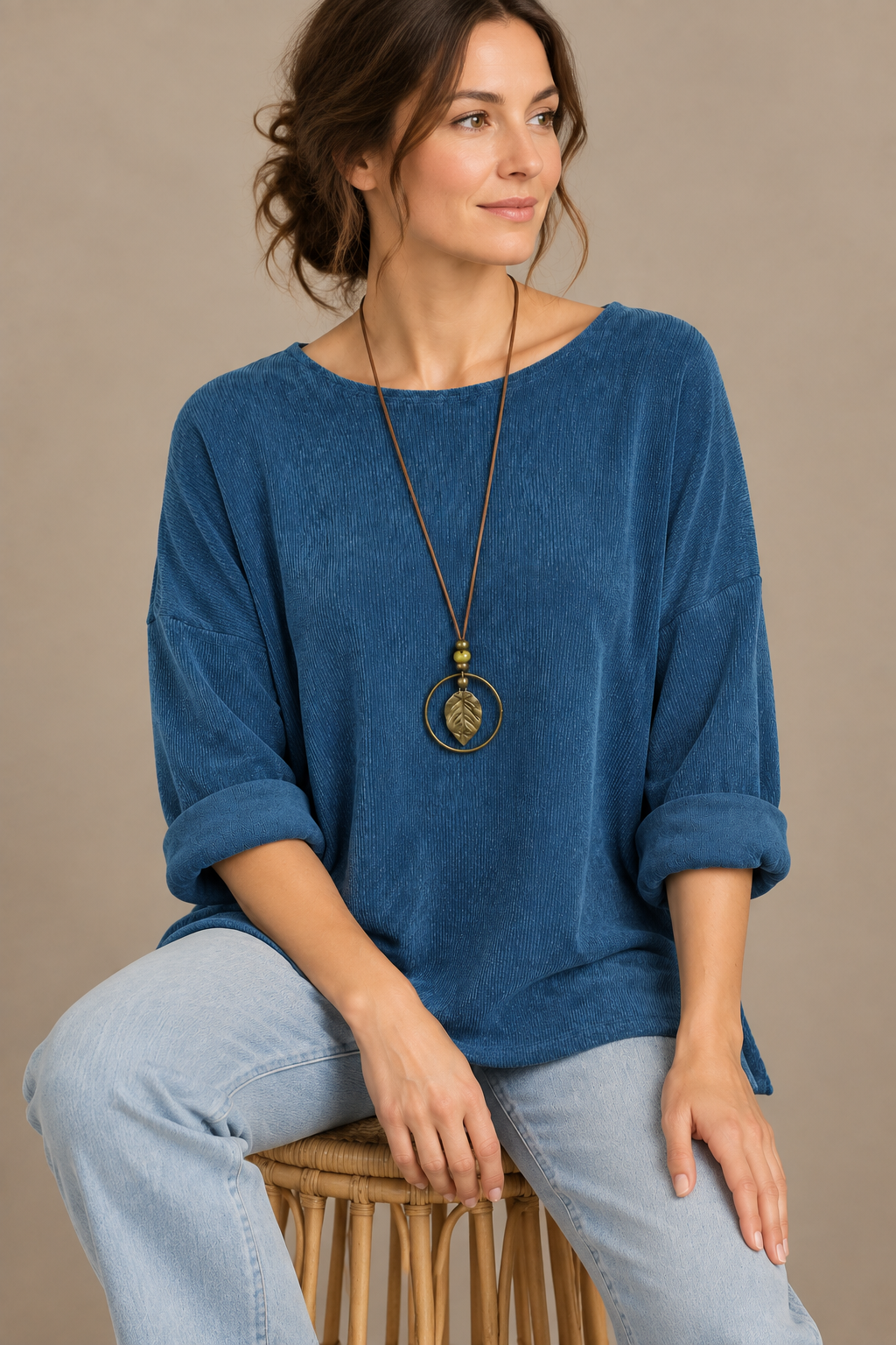 Jeansblaues Oberteil sitzend am Model, KI-Bild