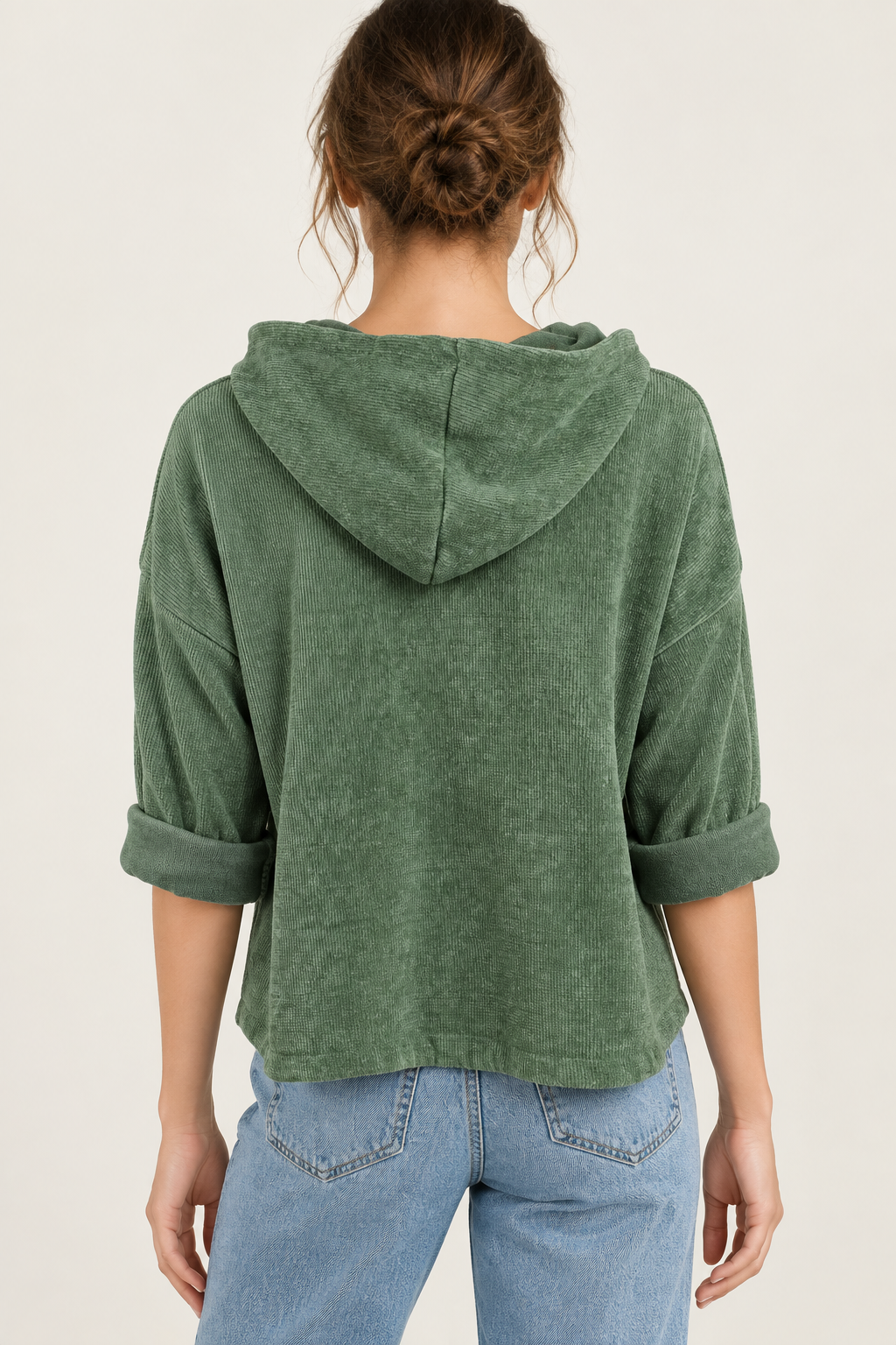 Olivgrüner Cord-Hoodie von hinten mit Kapuze
