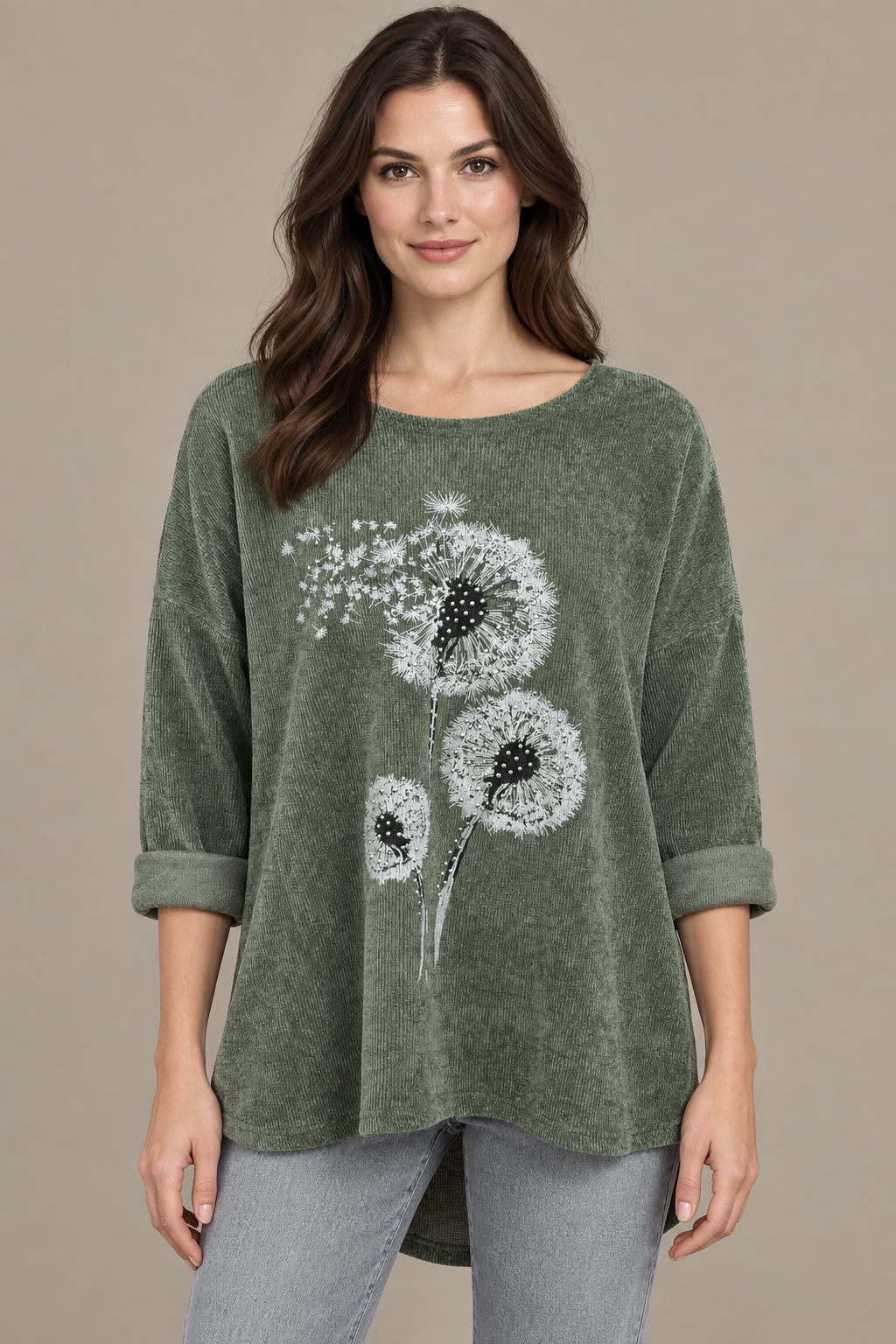 Olivgrünes Oberteil mit Pusteblumenmotiv am Model vor greigem Hintergrund