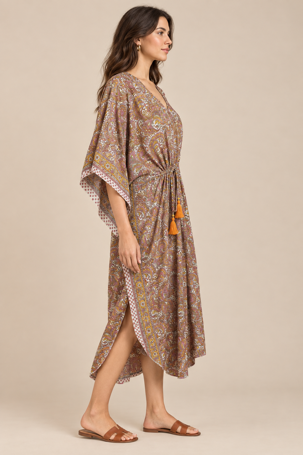 Paisley-Kaftankleid – Seitenansicht im Studio