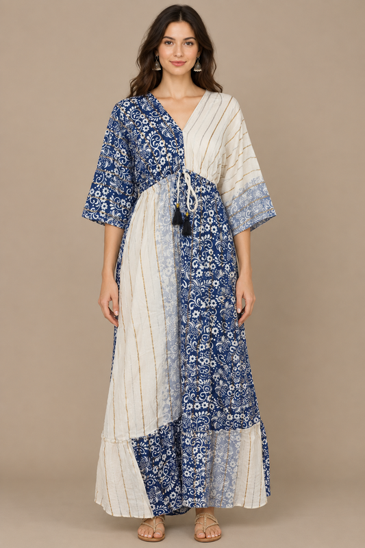 Boho Maxikleid Dunkelblau Weiß Patchwork – Studio Vorderansicht