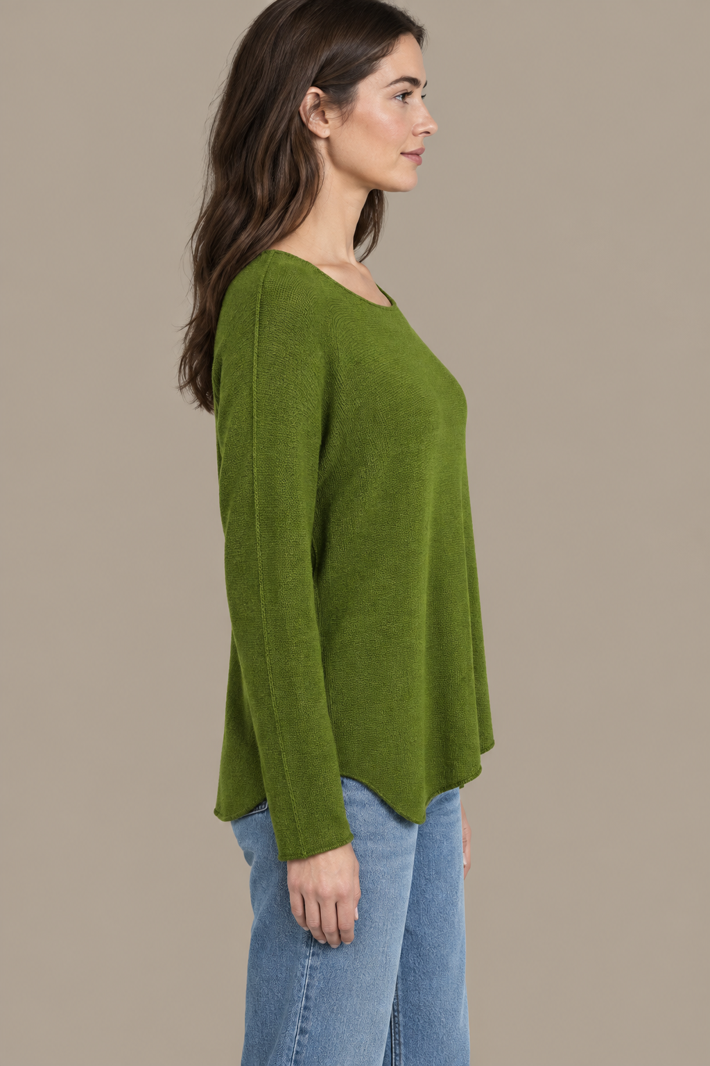 Olivgrünes Langarm-Strickoberteil am Modell von der Seite