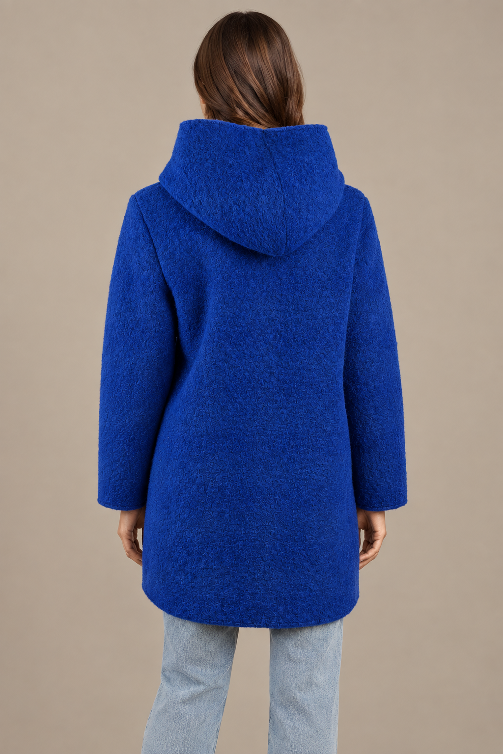 Blauer Kapuzenmantel von hinten am Model