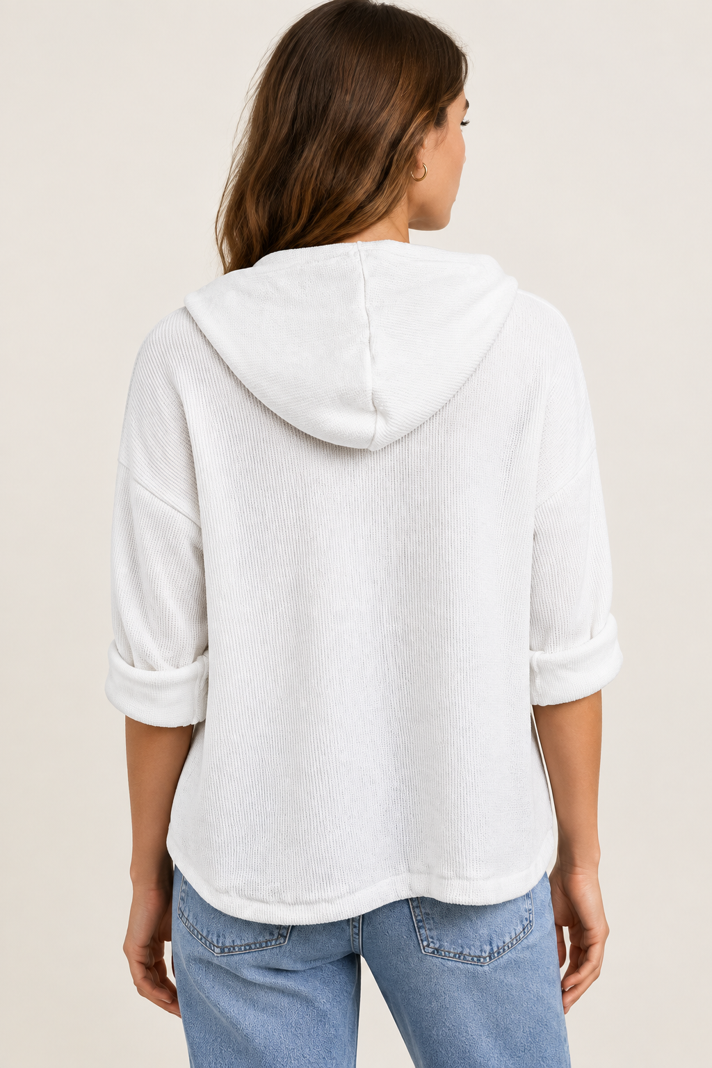 Weißer Cord-Hoodie von hinten mit Kapuze