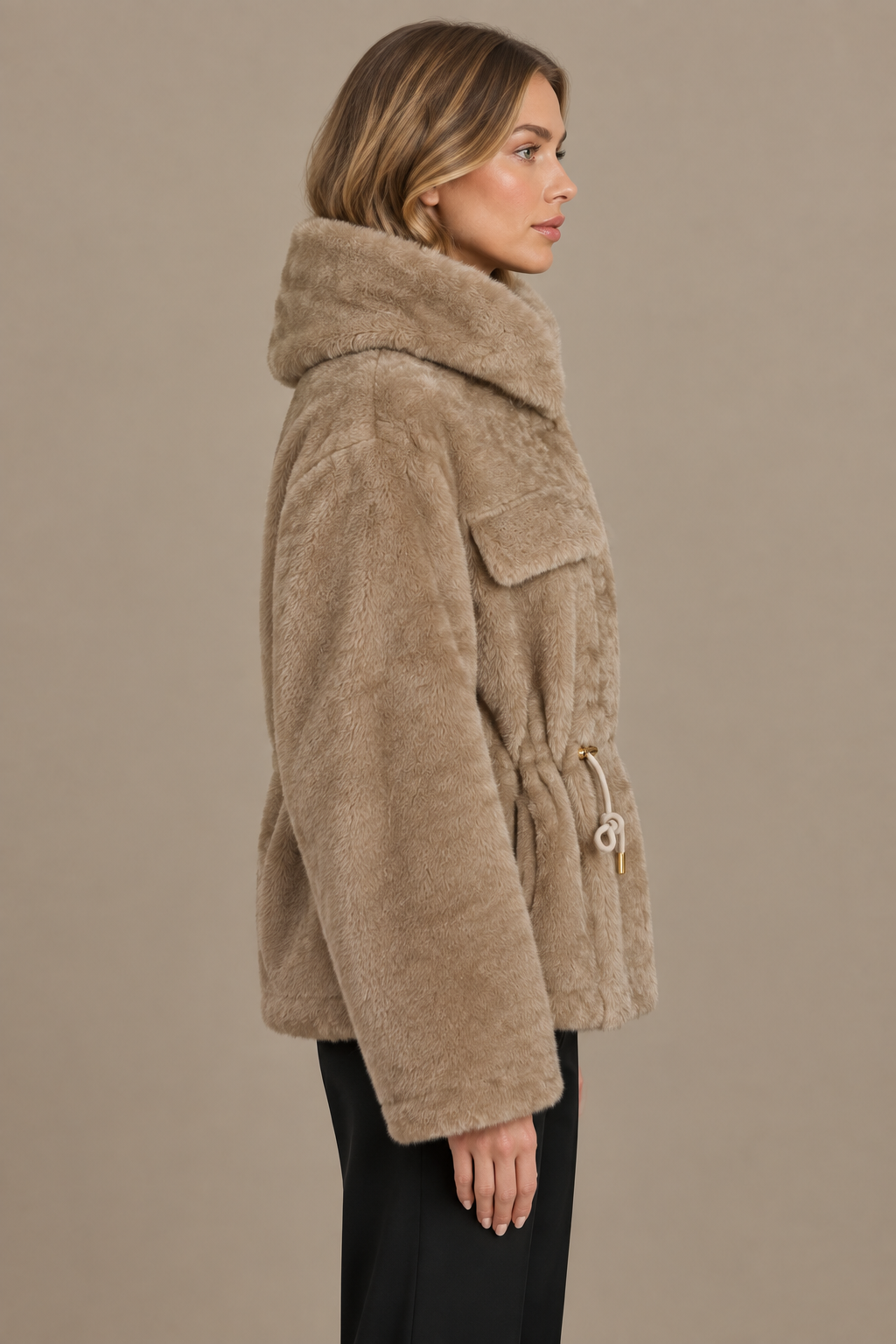 Teddybeige Felljacke mit hohem Kragen seitlich am Model
