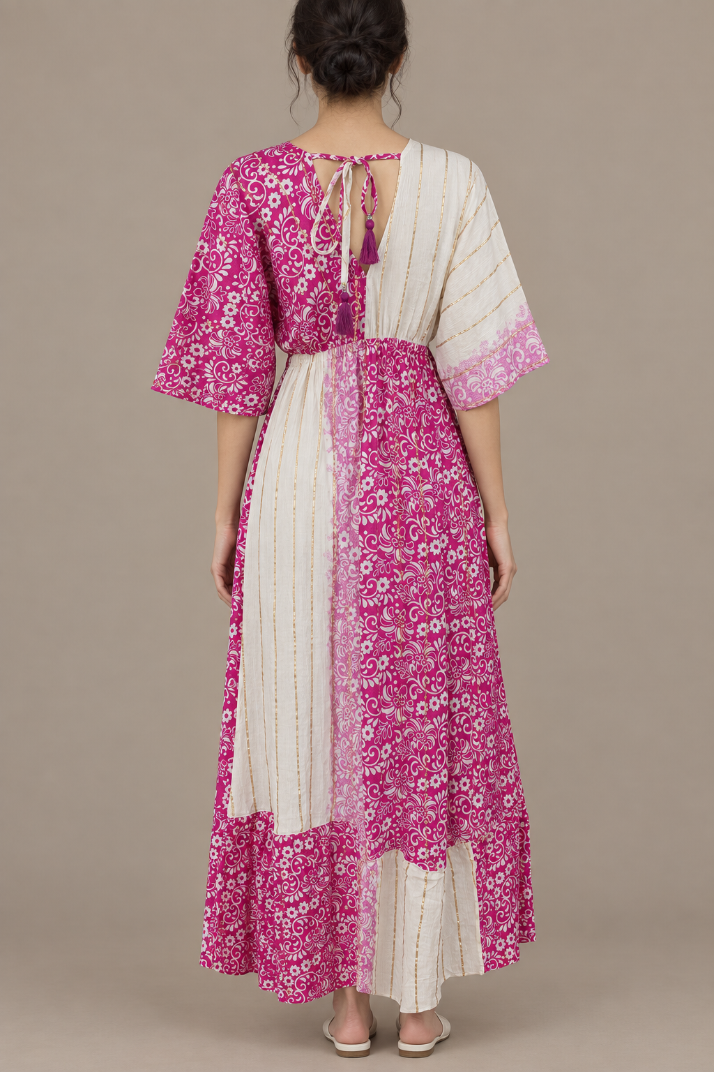 Boho Maxikleid Fuchsia Rosa Creme – Rückansicht mit Bindeband und Quasten