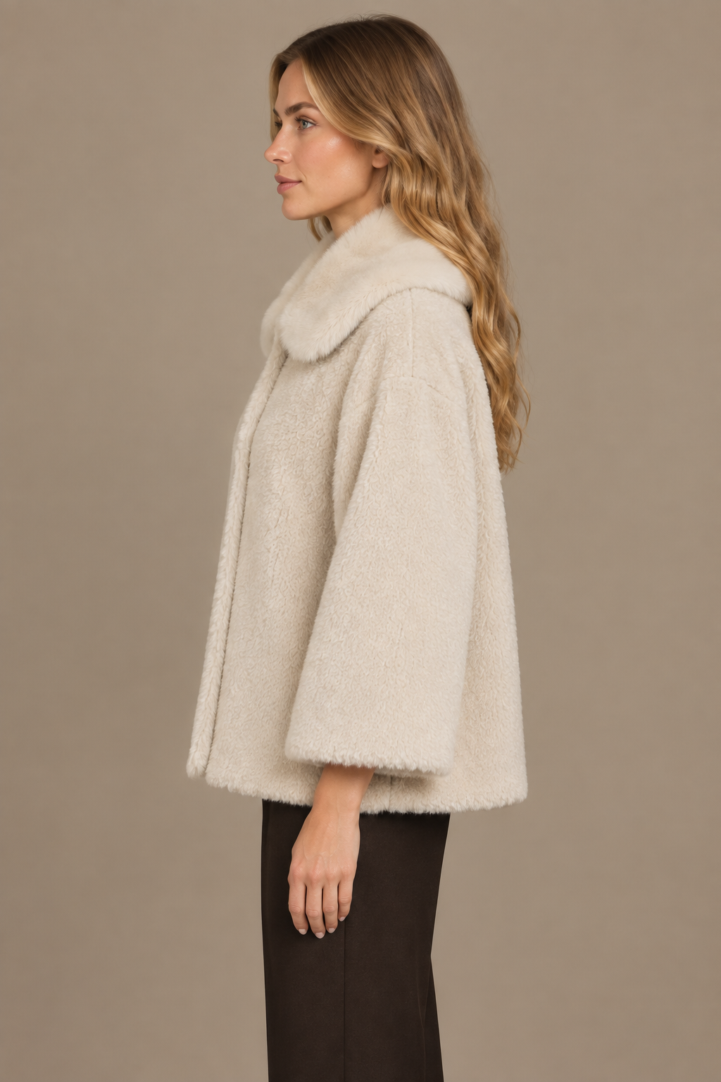 Cremeweißer Teddy-Wintermantel mit Fellkragen seitlich am Model