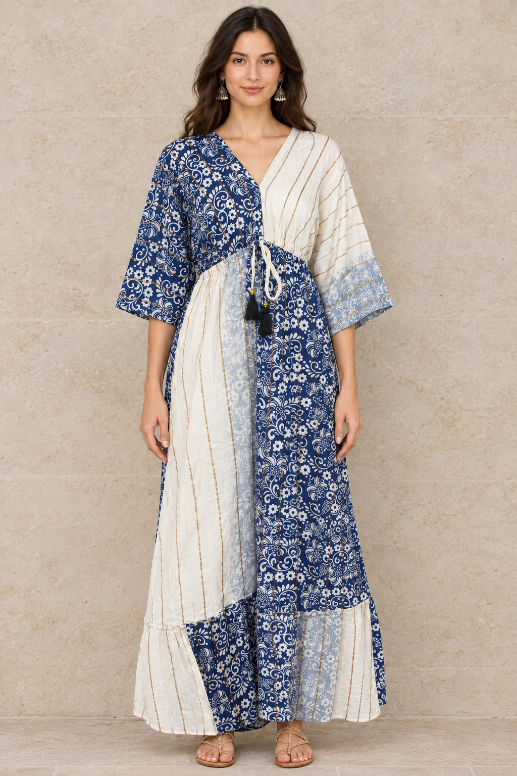 Boho Maxikleid Dunkelblau Weiß Patchwork vor Steinwand